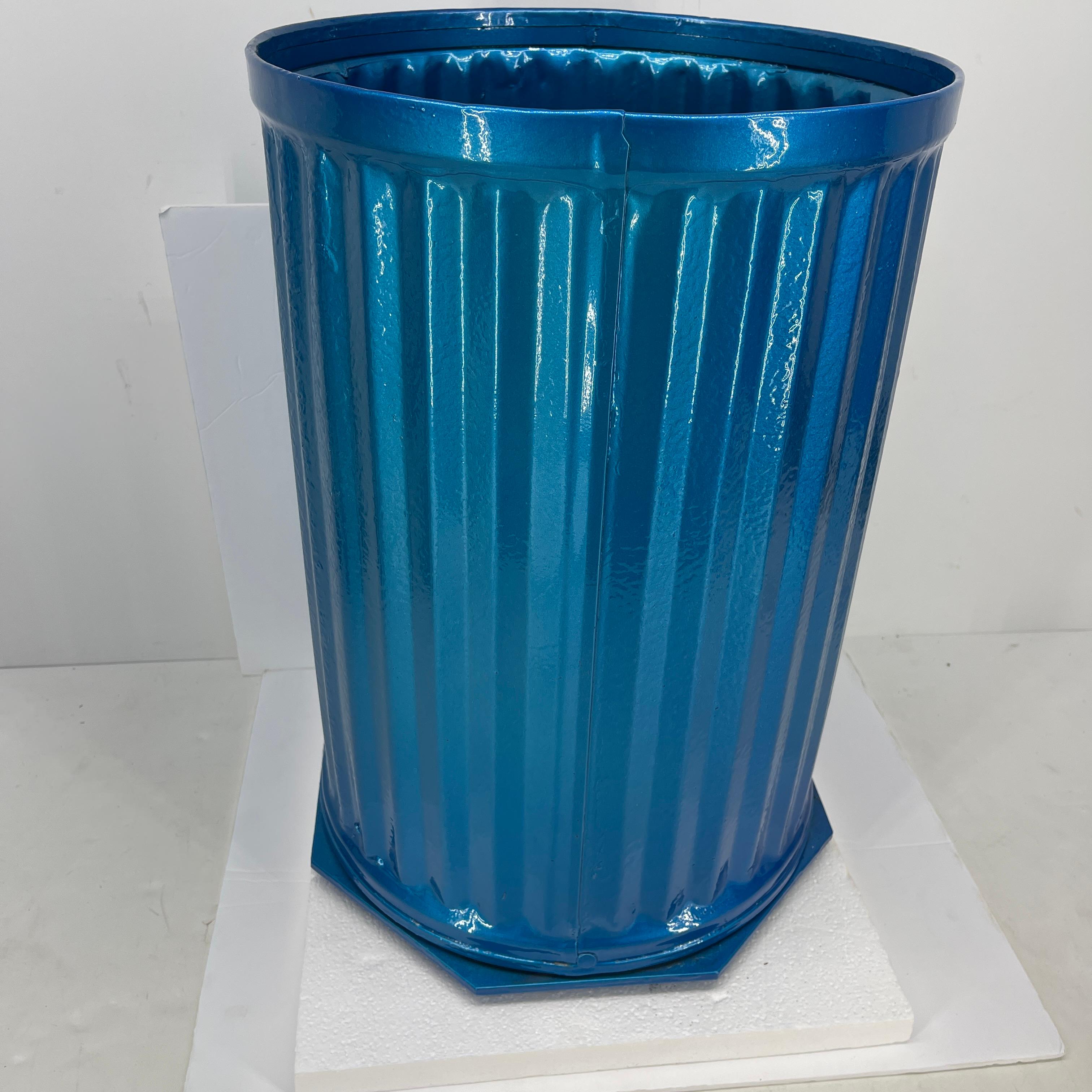 Cestino, portaombrelli o cestino industriale in metallo blu verniciato a polvere in vendita 4