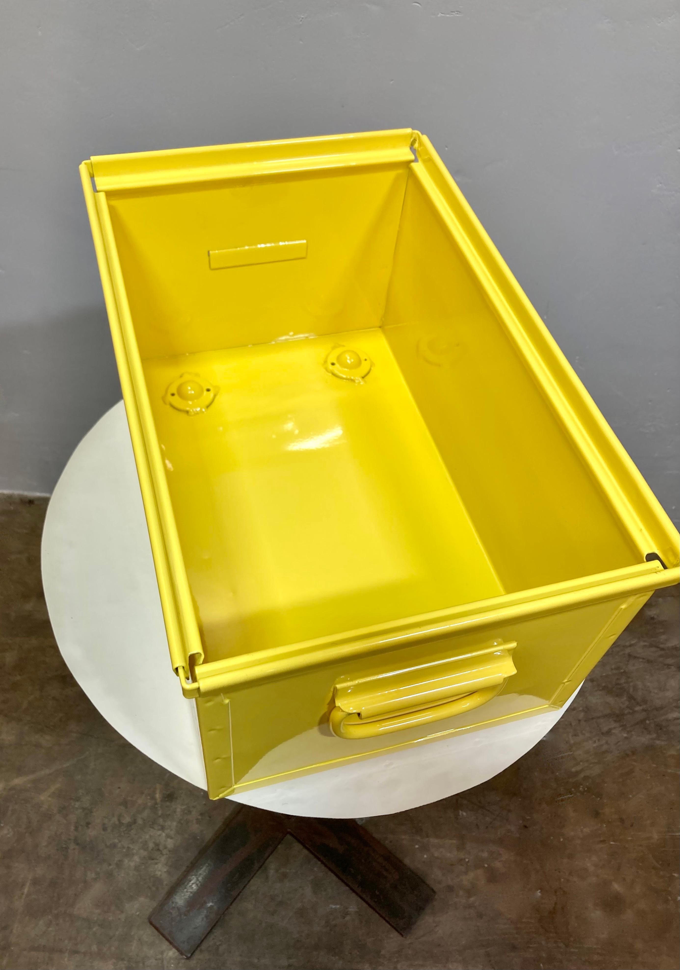 Riabilitazione di un bidone industriale vintage personalizzato degli anni '40. Questo classico organizer in acciaio per impieghi gravosi manterrà il tuo ufficio o il tuo spazio abitativo in perfetta forma Appena verniciato a polvere in giallo sole