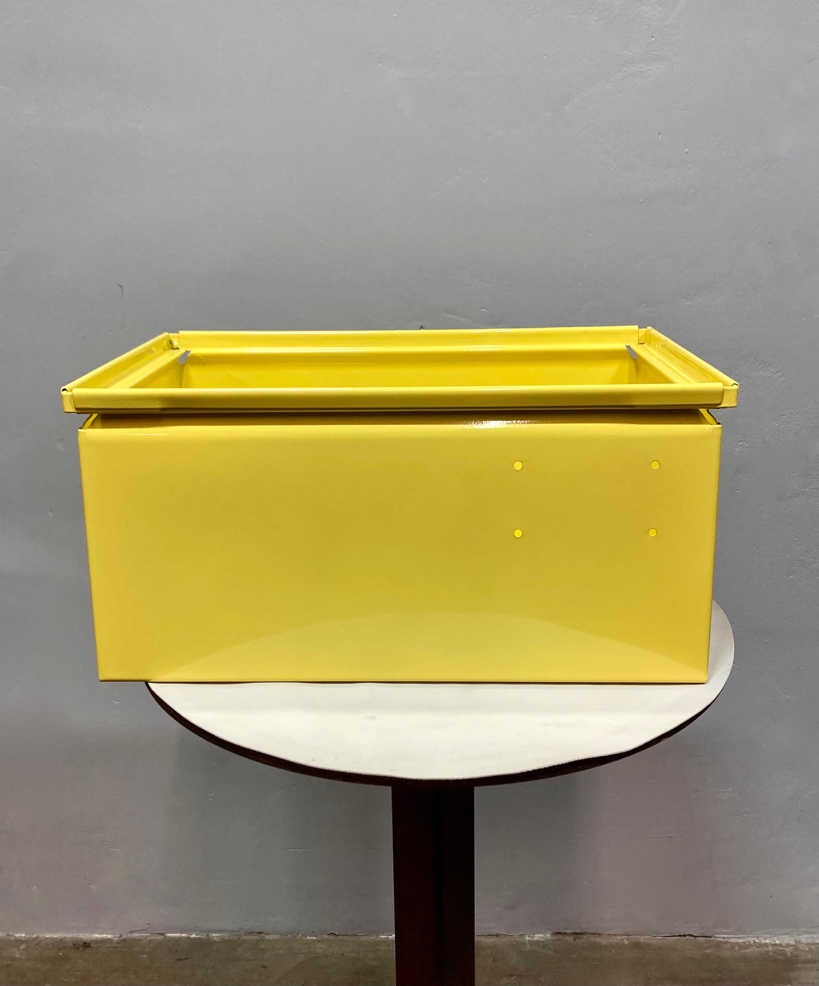 Americano Powder-coated Mid-Century Steel Storage Bin (Yellow) in vendita