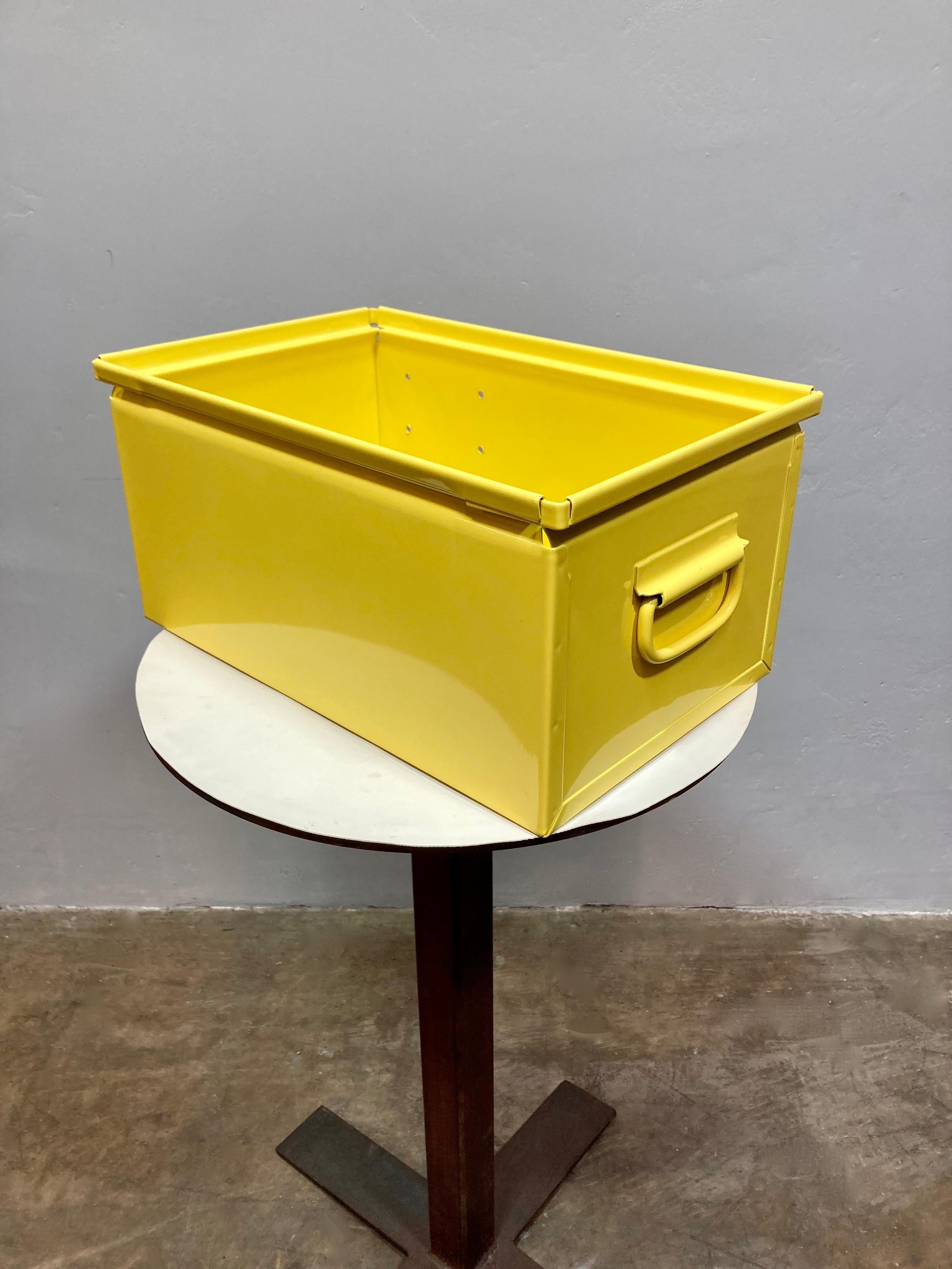 Verniciatura a polvere Powder-coated Mid-Century Steel Storage Bin (Yellow) in vendita