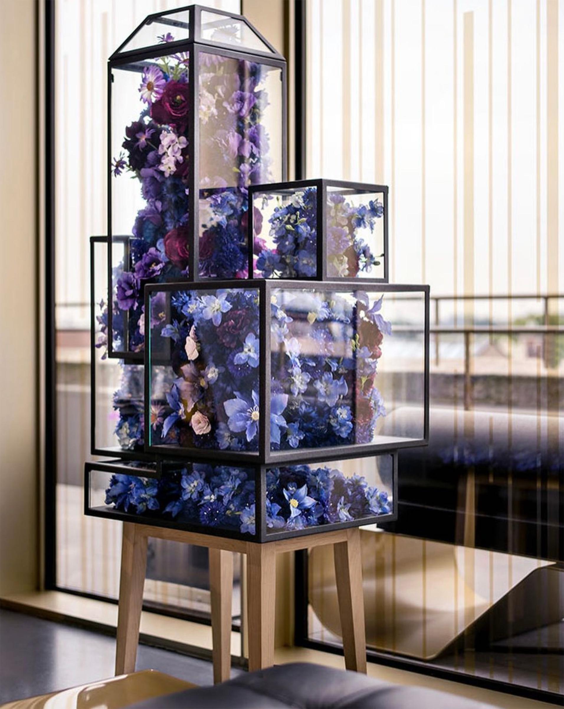 Armario decorativo de acero con revestimiento de polvo, cristal y madera de roble 2 by JSPR
Diseñado por Jasper van Grootel.
Dimensiones: P 42,5 x An 42,5 x Al 148 cm.
Materiales: Acero con recubrimiento de polvo, cristal y roble.

Hecho a mano en