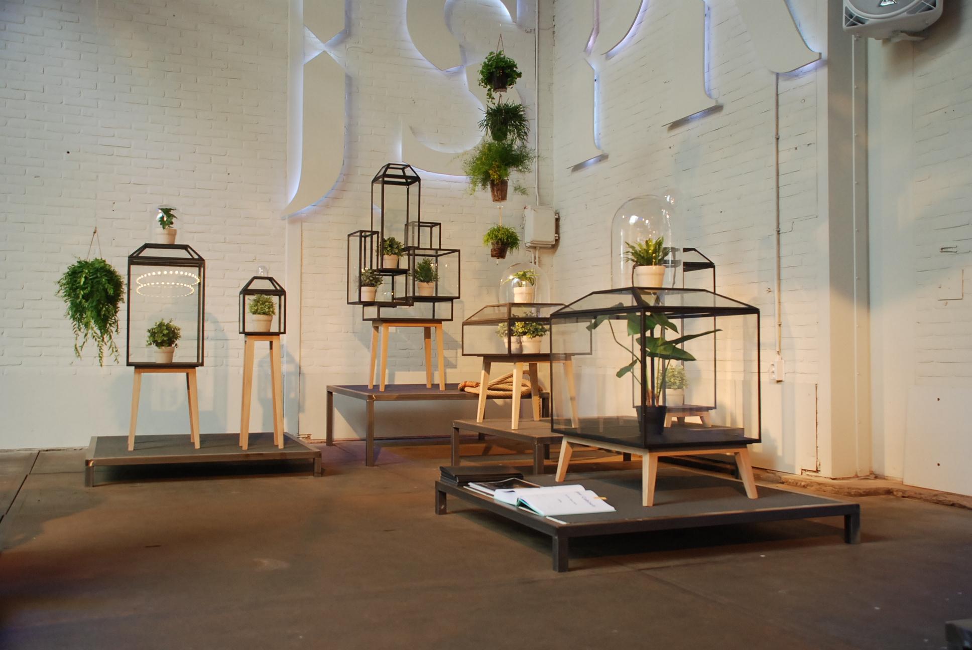 Armario decorativo de acero con revestimiento de polvo, cristal y madera de roble 2 by JSPR Posmoderno en venta
