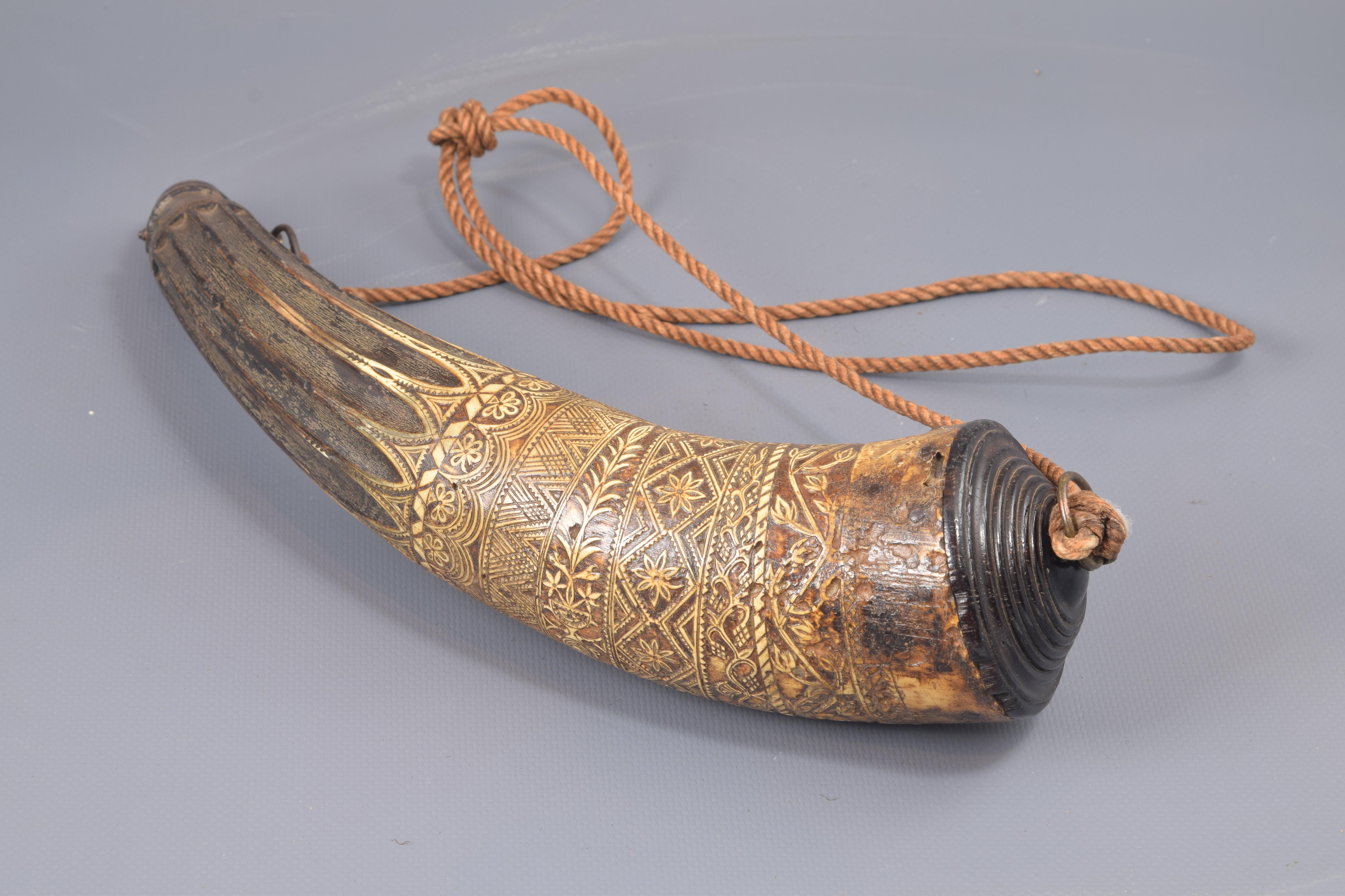 Dusting carved horn, metal, cord, Spain, 1847.
Container to store gunpowder formed from an animal Horn (very possibly cattle) carved in stripes combining geometric elements of greater or lesser complication and plant and architectural motifs. These
