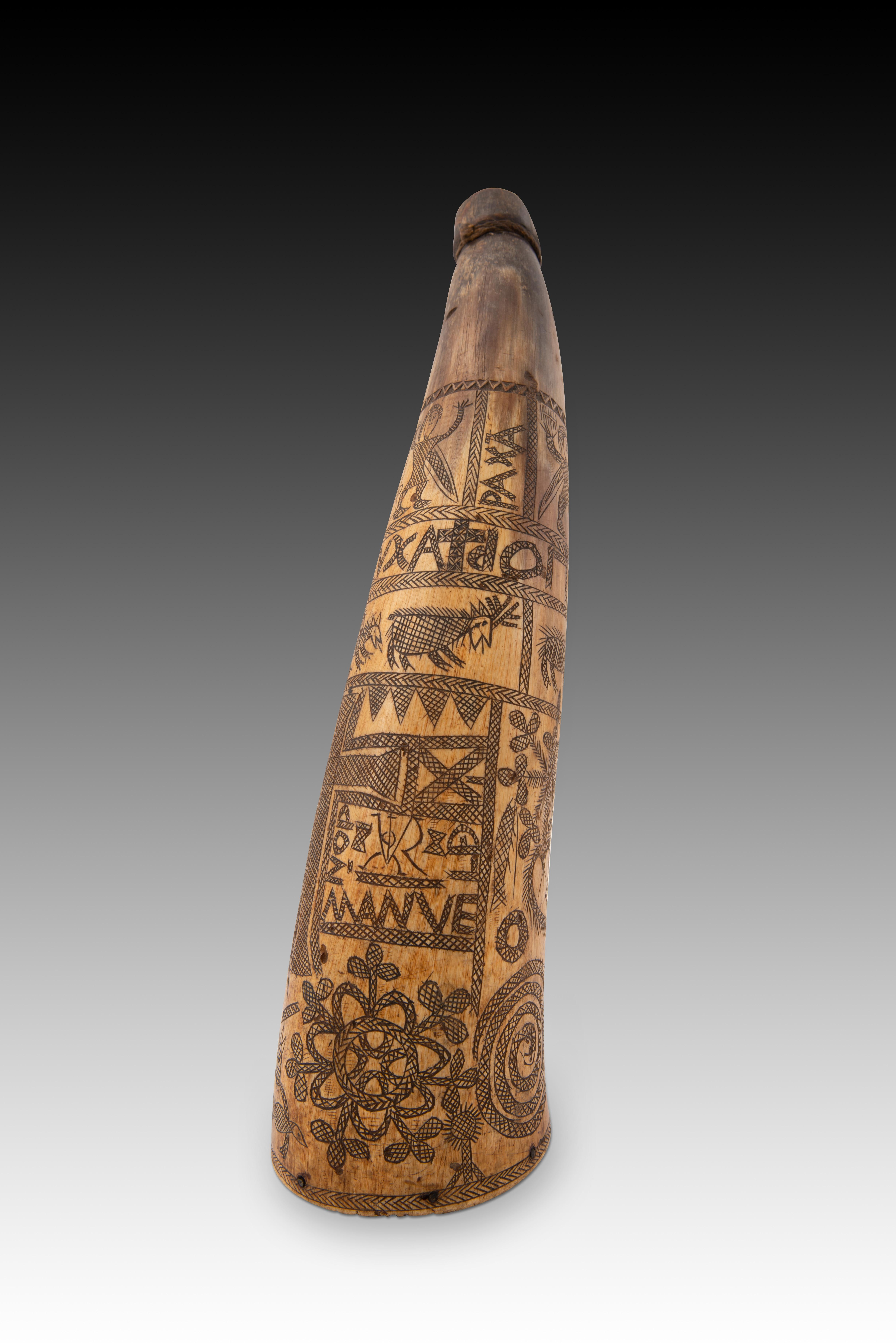Neoclassical Revival Powder keg. Engraved horn, rope, cork. Spain, 19th century. For Sale