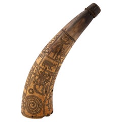 Ein Pulverfass. Graviertes Horn, Seil, Kork. Spanien, 19. Jahrhundert.