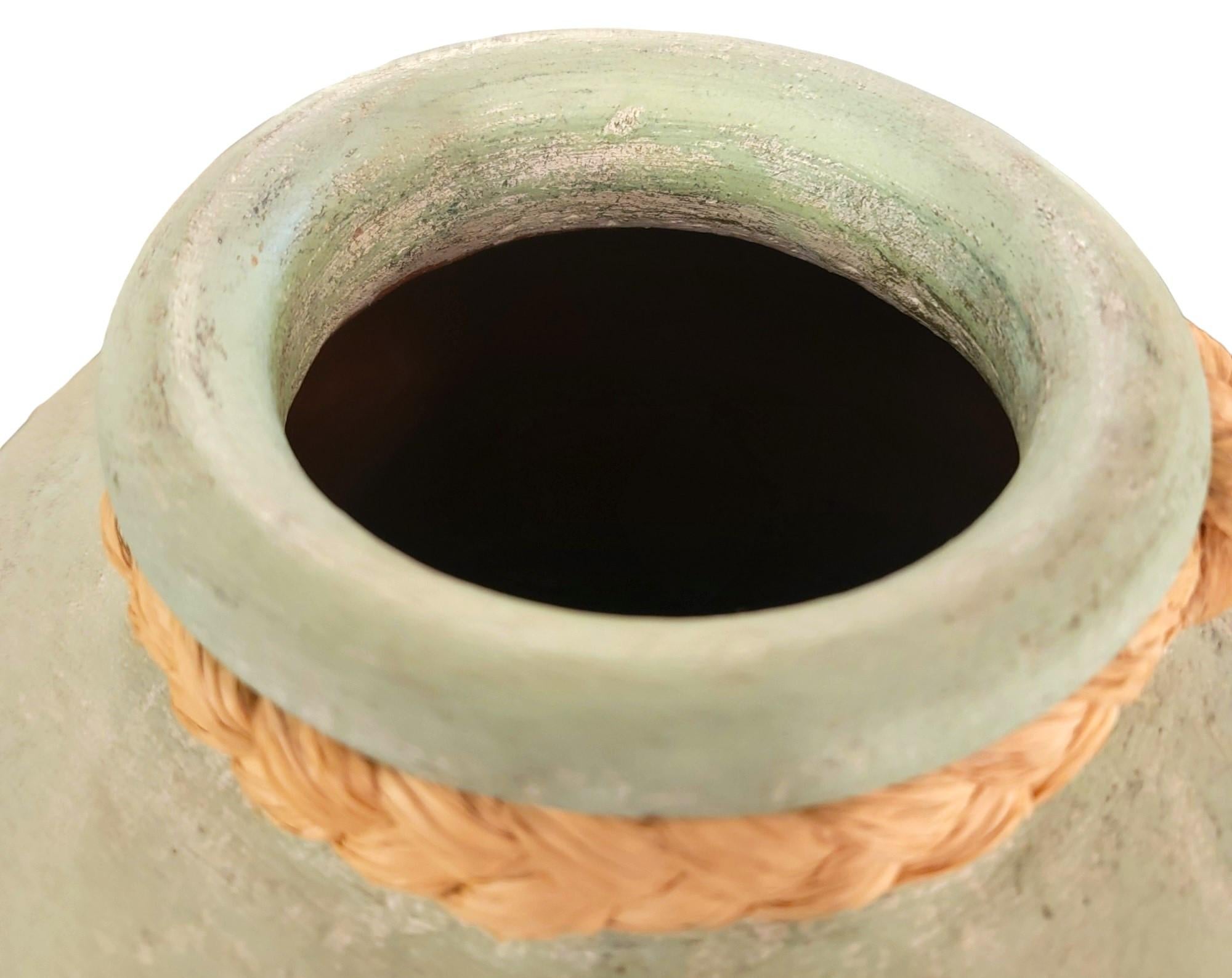 Vase peint par poudrage avec corde au sommet. Dimensions approximatives - 13 de diamètre x 21 de haut