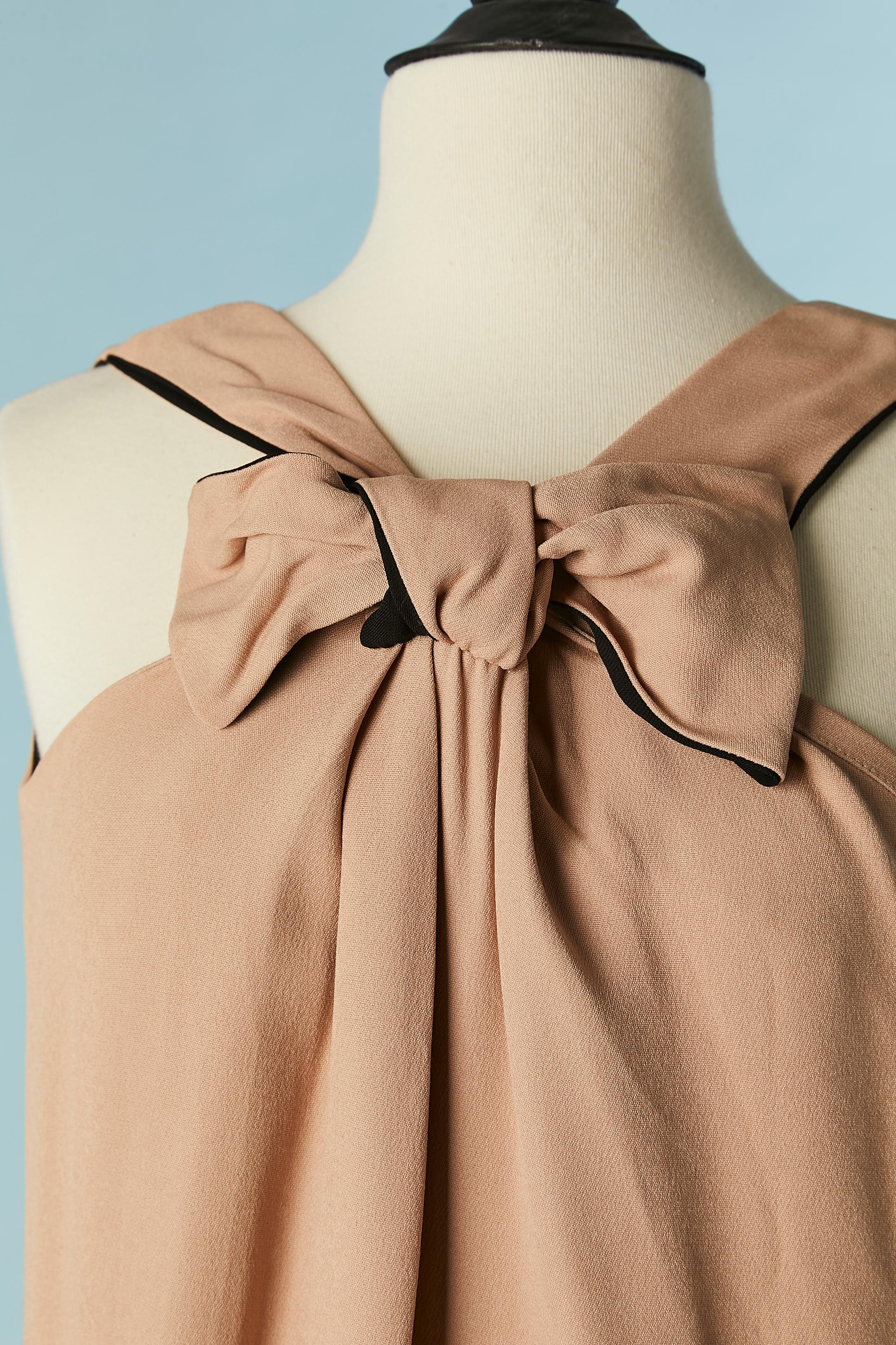 Powder pink crêpe evening dress with bow . Black silk lining. Visible zip closure on the left side. Split on the left side , lenght = 70cm.
SIZE 38 (Fr) M 