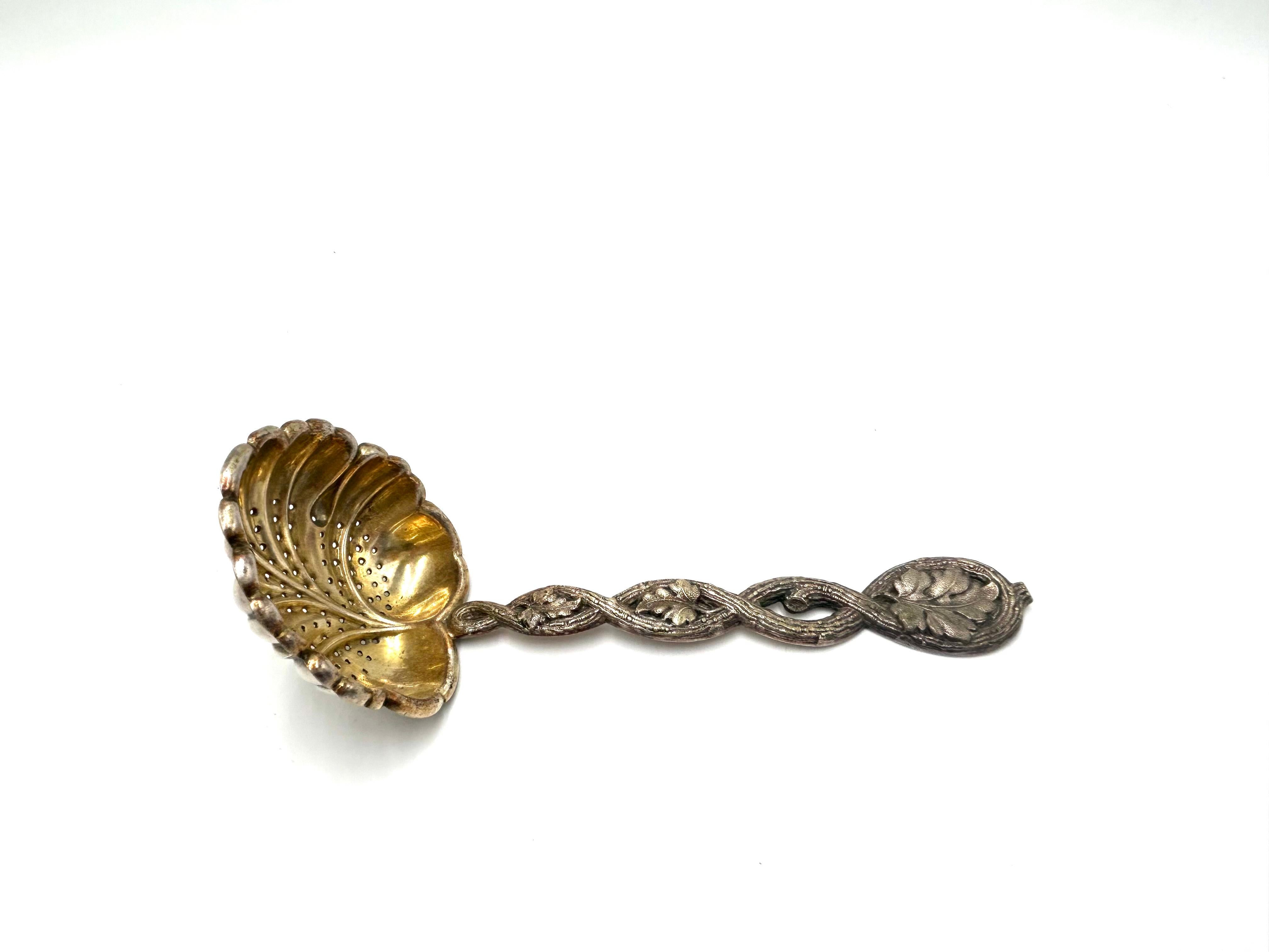 Powdered sugar spoon made of plated metal

Dipper with a leaf-shaped strainer, handle in the form of a vine

hallmarked GEBR. BUCH / WARSCHAU - indistinctly reflected and the attempt 933

Produced by the Buch Brothers factory in Warsaw at the end of