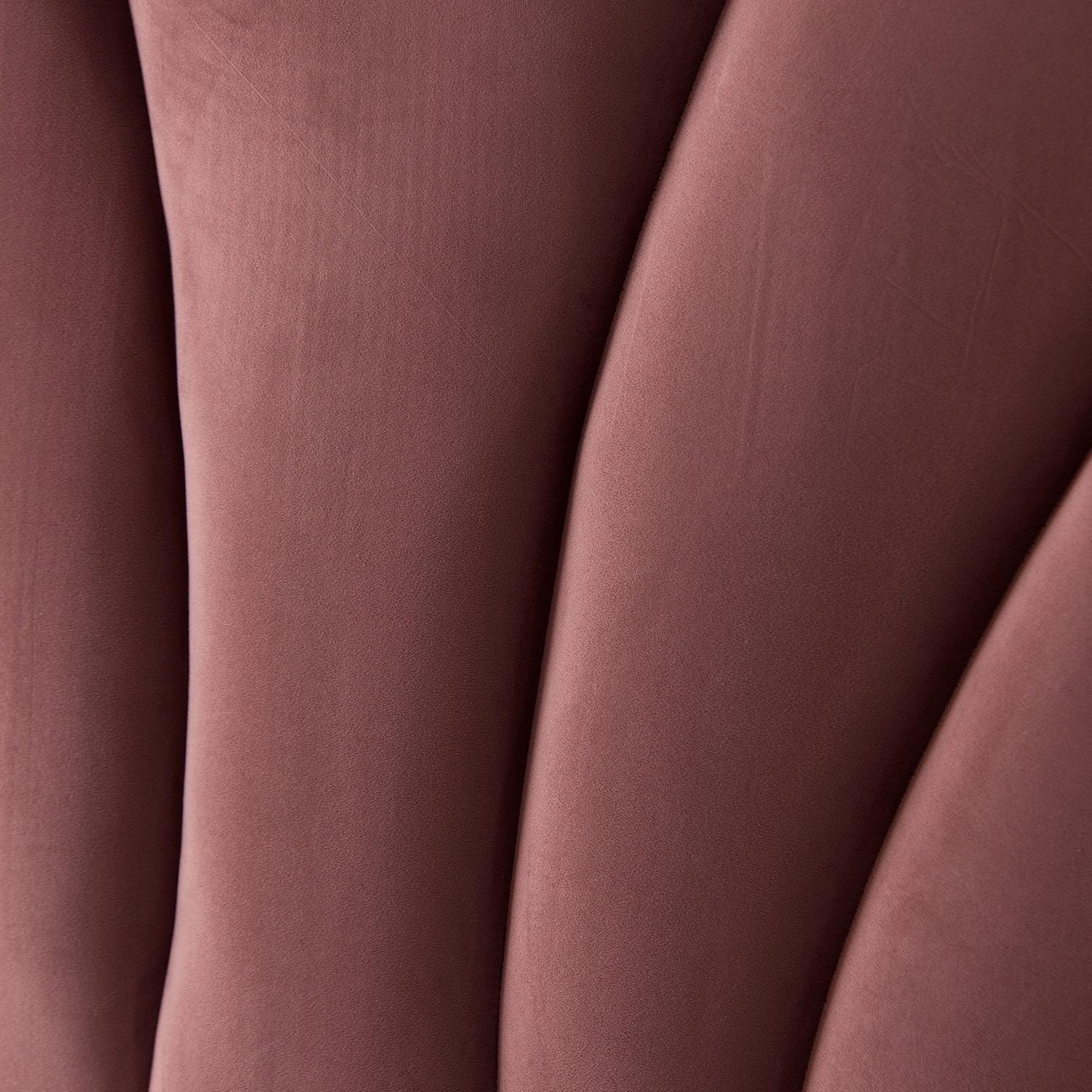 Tête de lit en velours rose poudré et de style Art déco pour lit queen size.