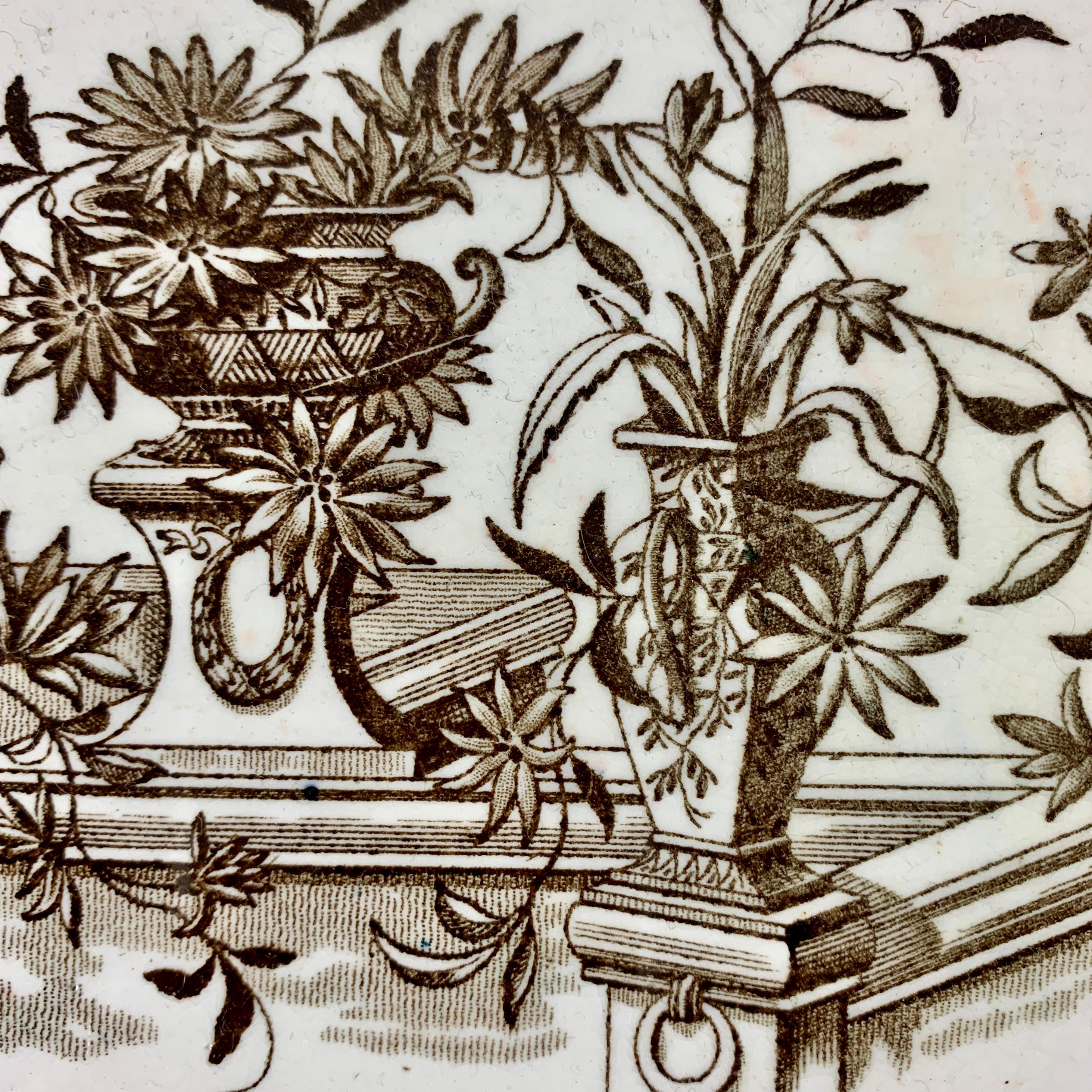 Un plat en porcelaine du Mouvement esthétique par Powell, Bishop & Stonier, Hanley, Staffordshire, Angleterre, portant le numéro d'enregistrement anglais 7999 indiquant l'année 1884.

Le motif 