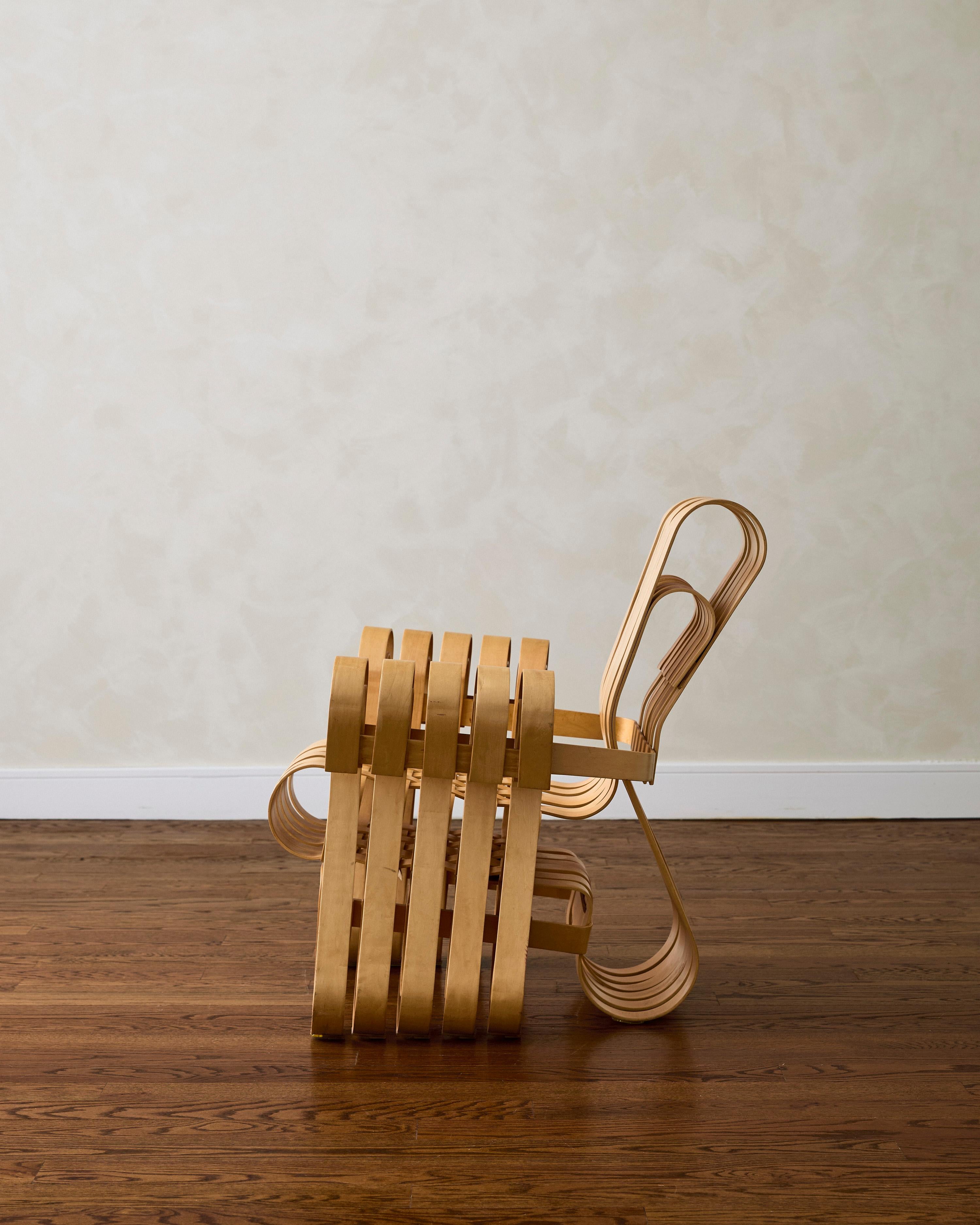 Chaise longue Power Play par Frank O. Gehry pour Knoll International. Conçue par le célèbre architecte Frank I. Gehry pour Knoll International, la chaise est fabriquée à partir de lamelles de bois d'érable entrelacées, créant une silhouette