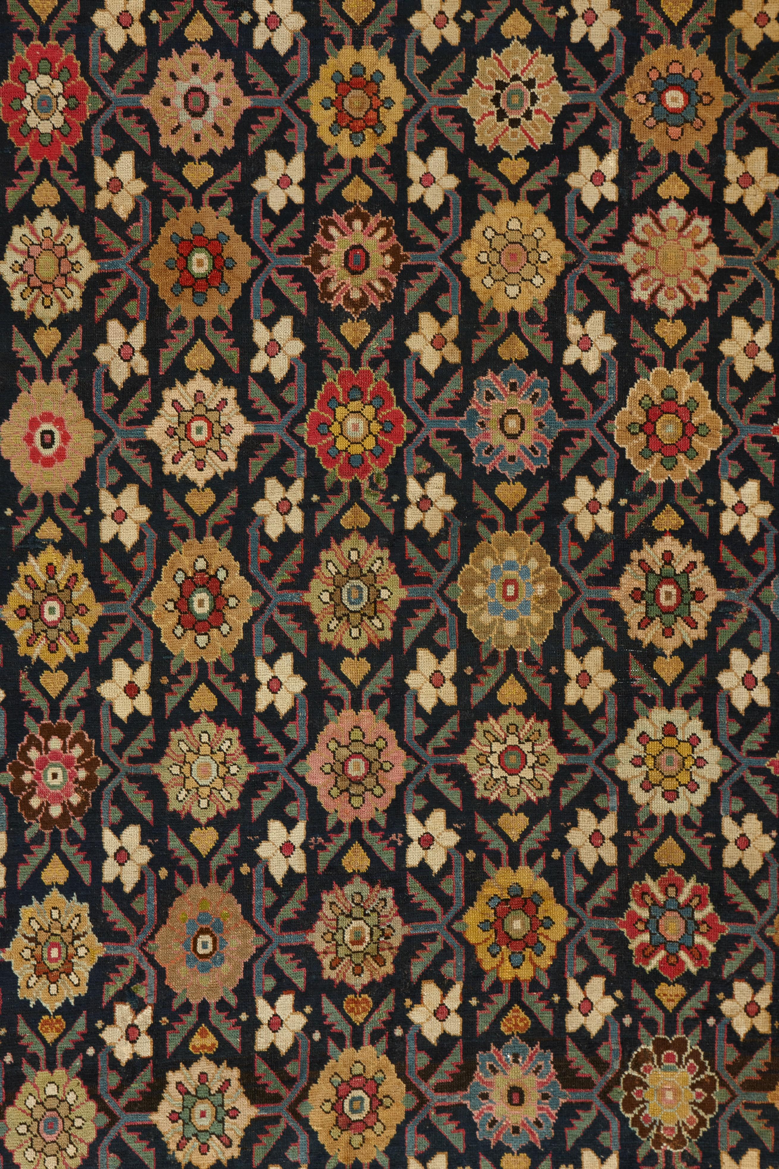 Potente tappeto antico Karabagh Gallery (a) Gallery In condizioni ottime in vendita a Beirut, LB