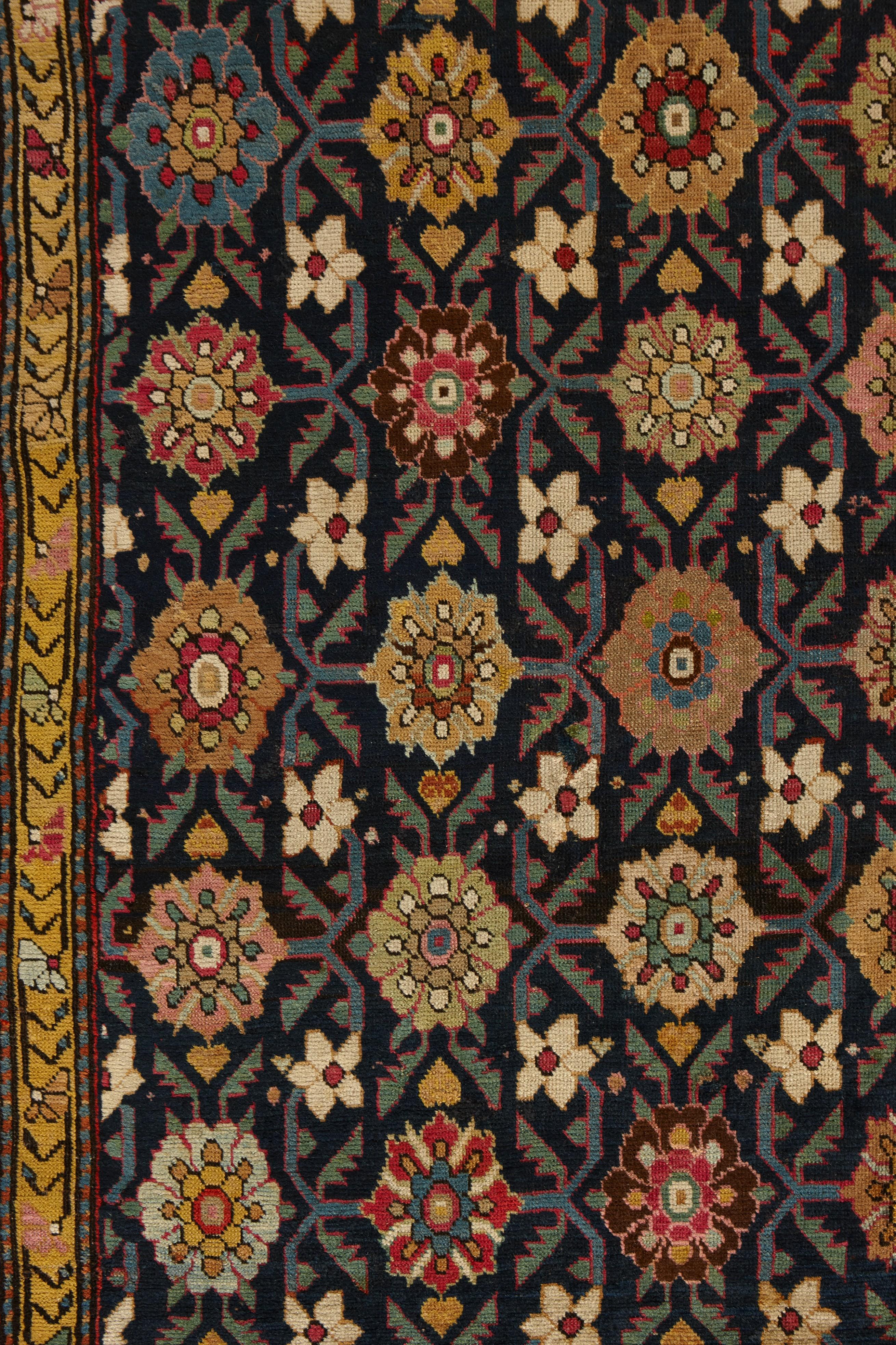 Fine XIX secolo Potente tappeto antico Karabagh Gallery (a) Gallery in vendita