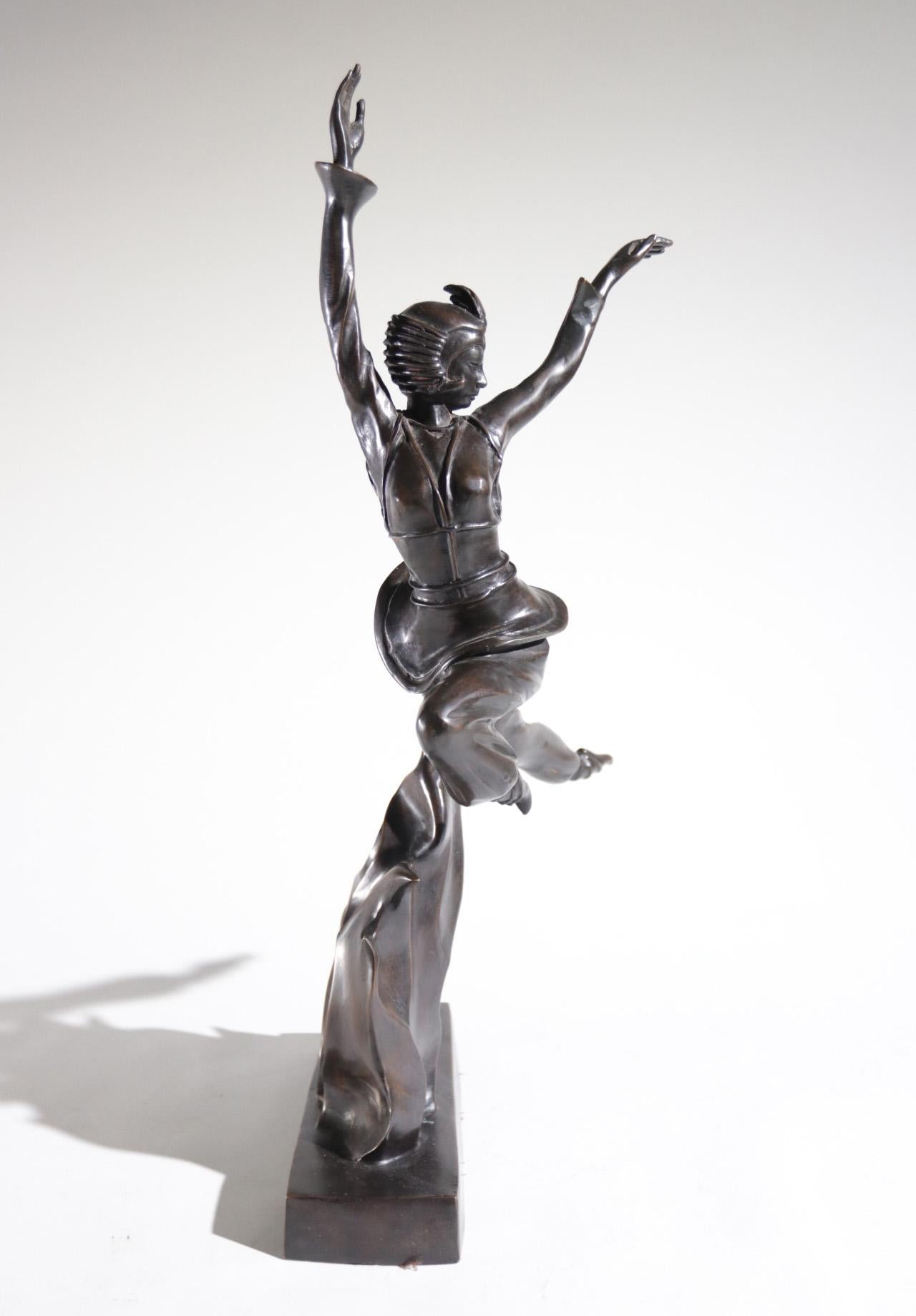 Powerful Art Deco Bronze Sculpture of a Woman, J. Moigniez, circa 1930 In Good Condition In Boven Leeuwen, NL