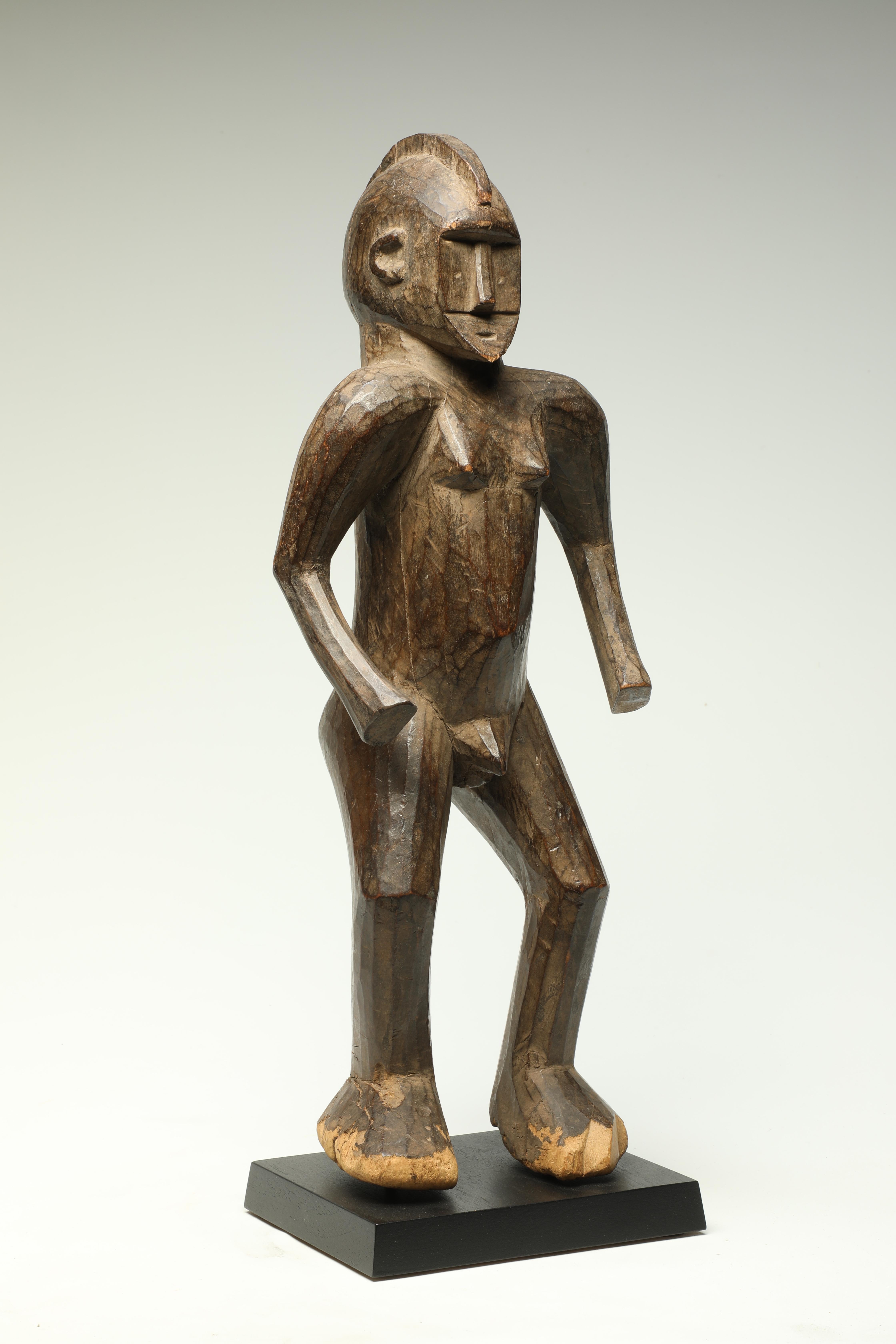 Kräftige, frühkubistisch geschnitzte, stehende Frauenfigur aus dem Bobo-Fing von Burkina Faso, Afrika. Entstanden Anfang des 20. Jahrhunderts. Ex-Privatsammlung Texas, ursprünglich in den frühen 1970er Jahren von James Willis Tribal Art of San