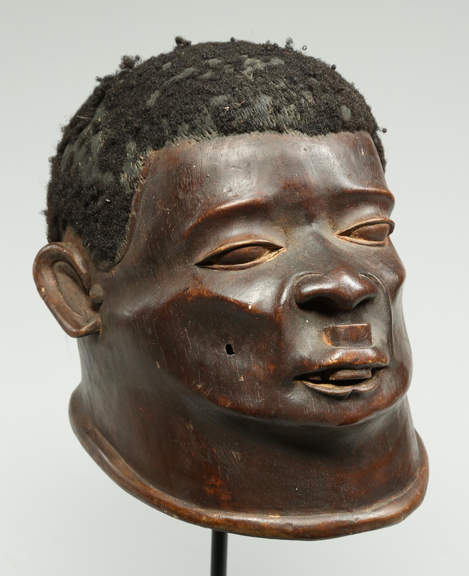 Machtvolle Makonde Porträt- Helmmaske Lippenstift Tansania frühes 20. Jahrhundert (Stammeskunst) im Angebot