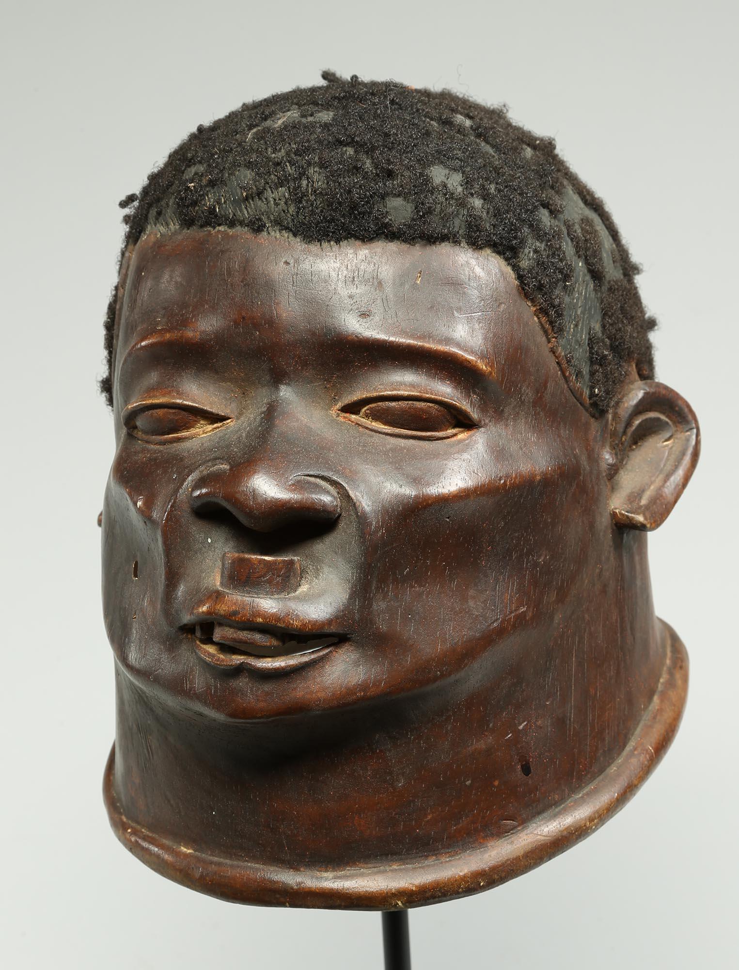 Machtvolle Makonde Porträt- Helmmaske Lippenstift Tansania frühes 20. Jahrhundert (Tansanisch) im Angebot