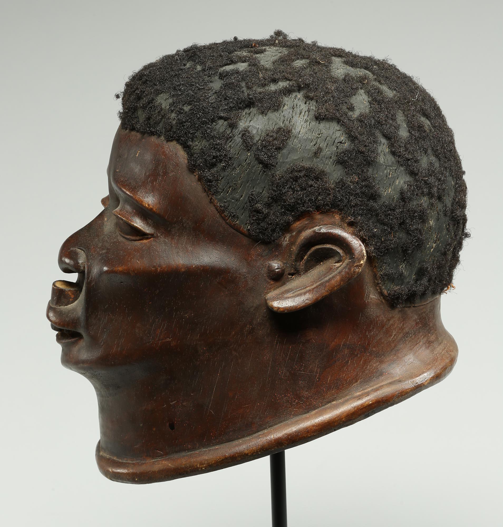 Machtvolle Makonde Porträt- Helmmaske Lippenstift Tansania frühes 20. Jahrhundert (Handgeschnitzt) im Angebot