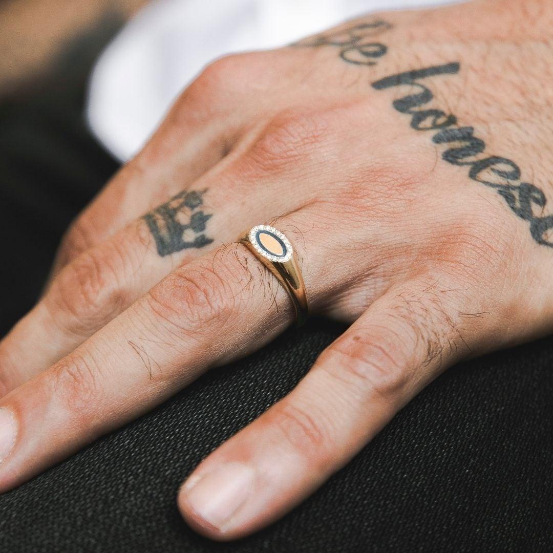 Im Angebot: Powerful Men''s 14K Gelbgold Diamant und Emaille Siegelring von Shlomit Rogel () 4