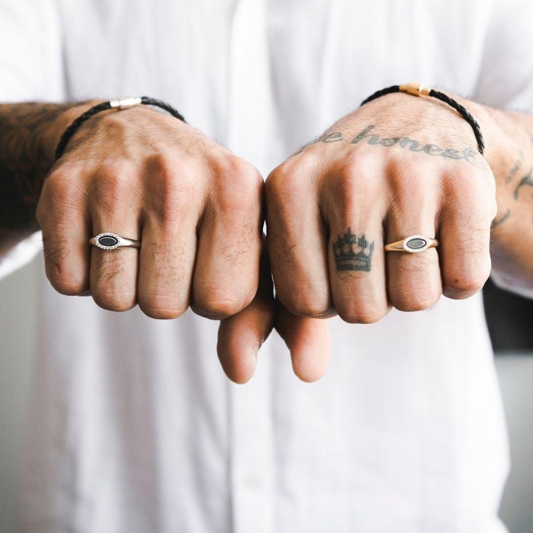 Im Angebot: Powerful Men''s 14K Gelbgold Diamant und Emaille Siegelring von Shlomit Rogel () 5