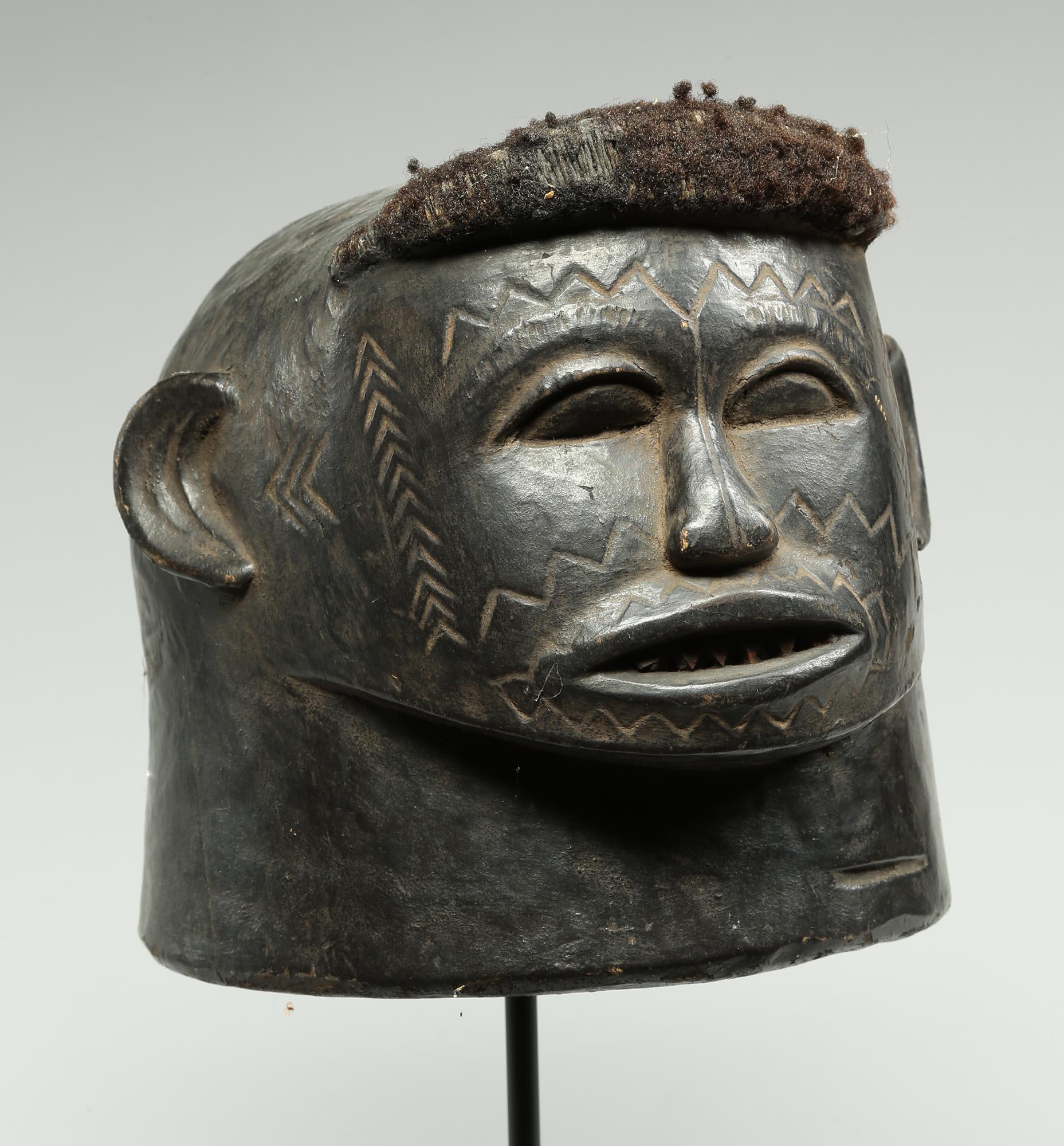 Tanzanien Masque de casque pour portrait écrasé de Makonde, Tanzanie, début du 20e siècle, Afrique en vente