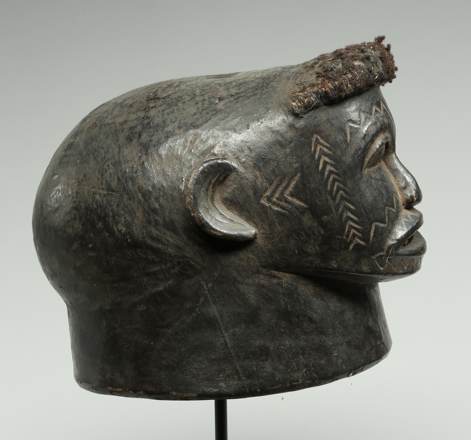 Sculpté à la main Masque de casque pour portrait écrasé de Makonde, Tanzanie, début du 20e siècle, Afrique en vente