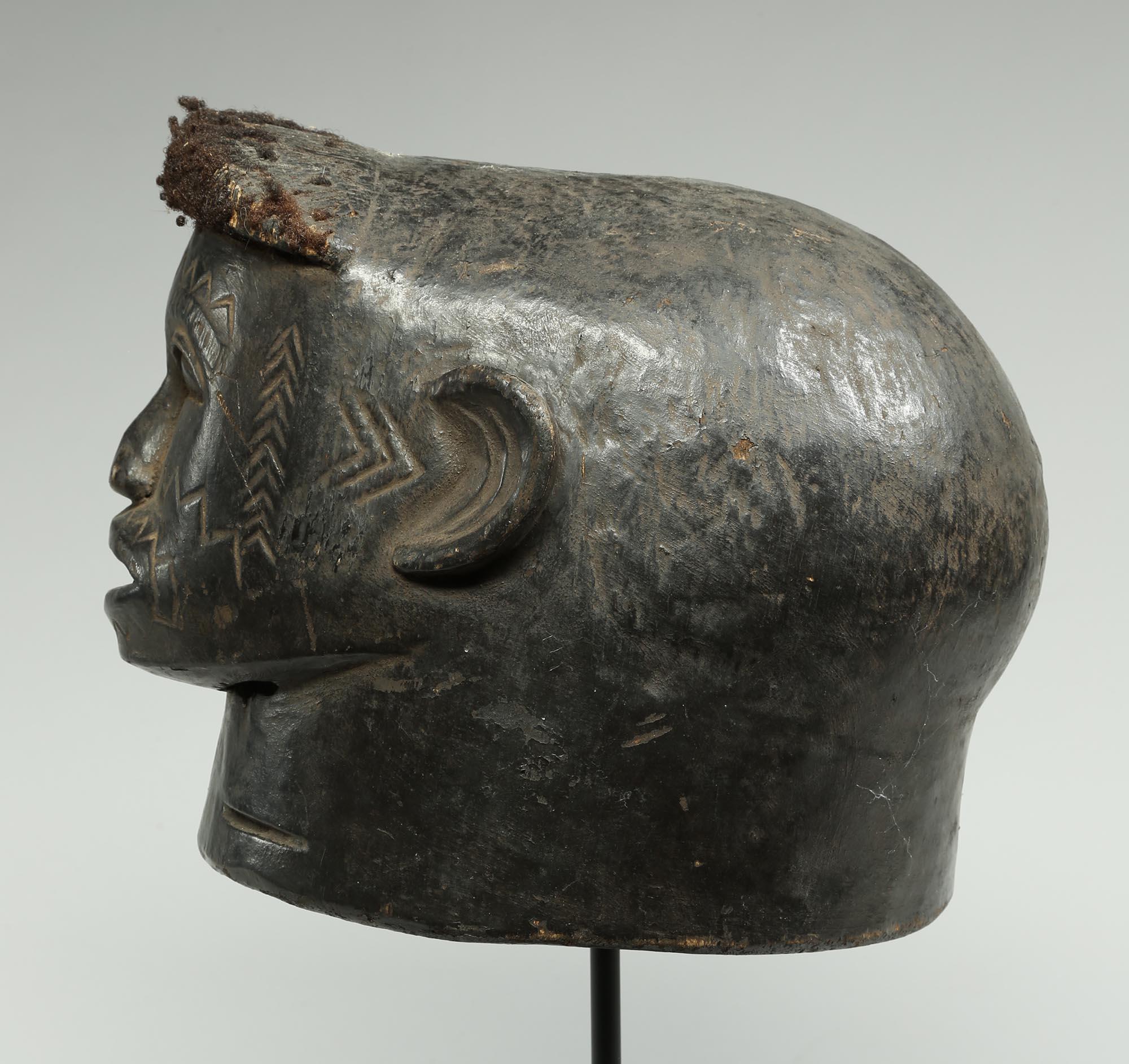 20ième siècle Masque de casque pour portrait écrasé de Makonde, Tanzanie, début du 20e siècle, Afrique en vente