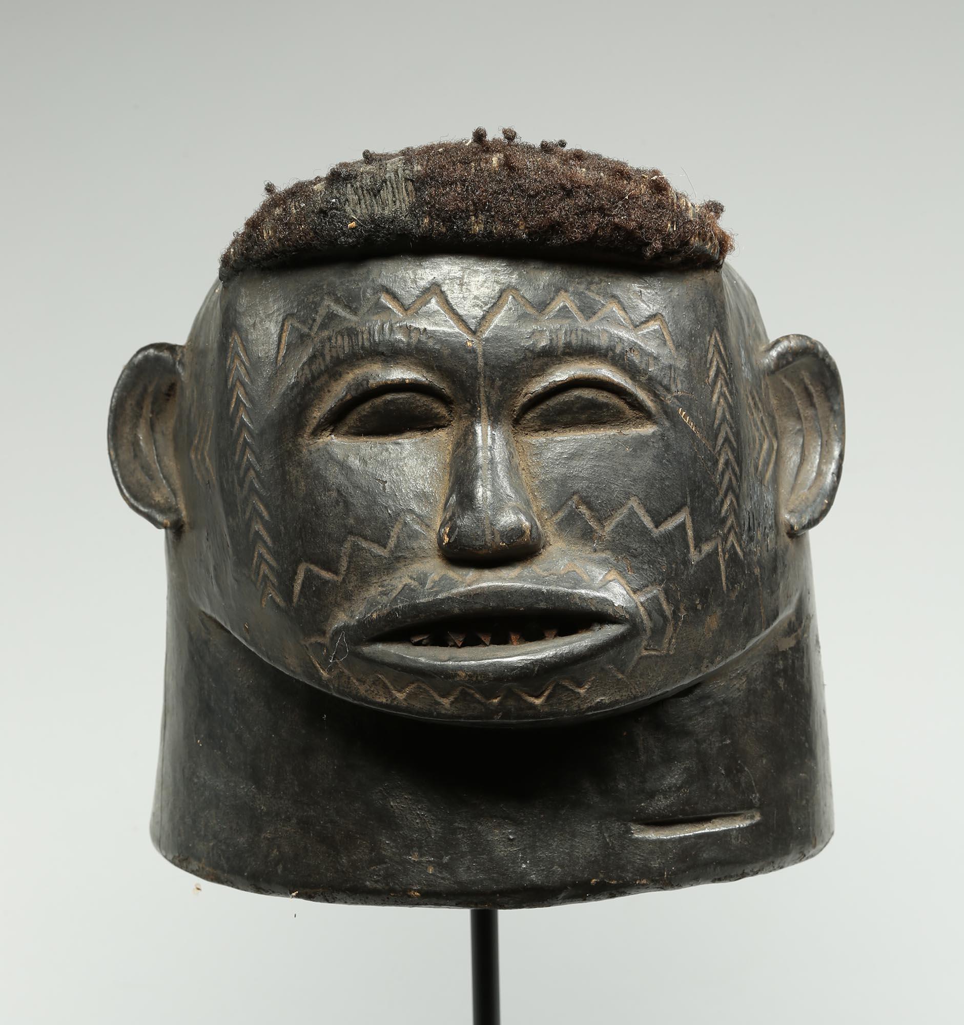 Tribal Masque de casque pour portrait écrasé de Makonde, Tanzanie, début du 20e siècle, Afrique en vente