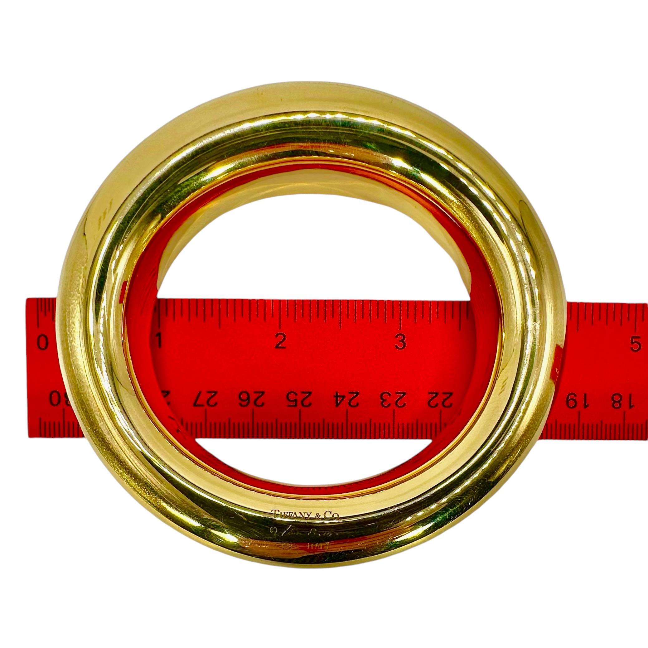 Powerful Tiffany & Co./ Elsa Peretti 18k High Polish Doughnut Bangle Bracelet In Good Condition In Palm Beach, FL