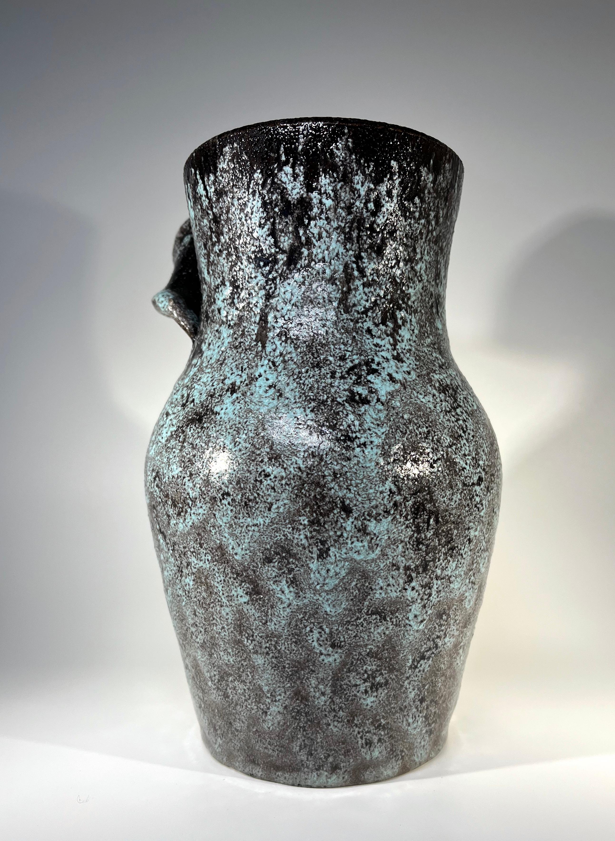 Vase puissant plié en céramique par Accolay, France, années 1960 Excellent état - En vente à Rothley, Leicestershire