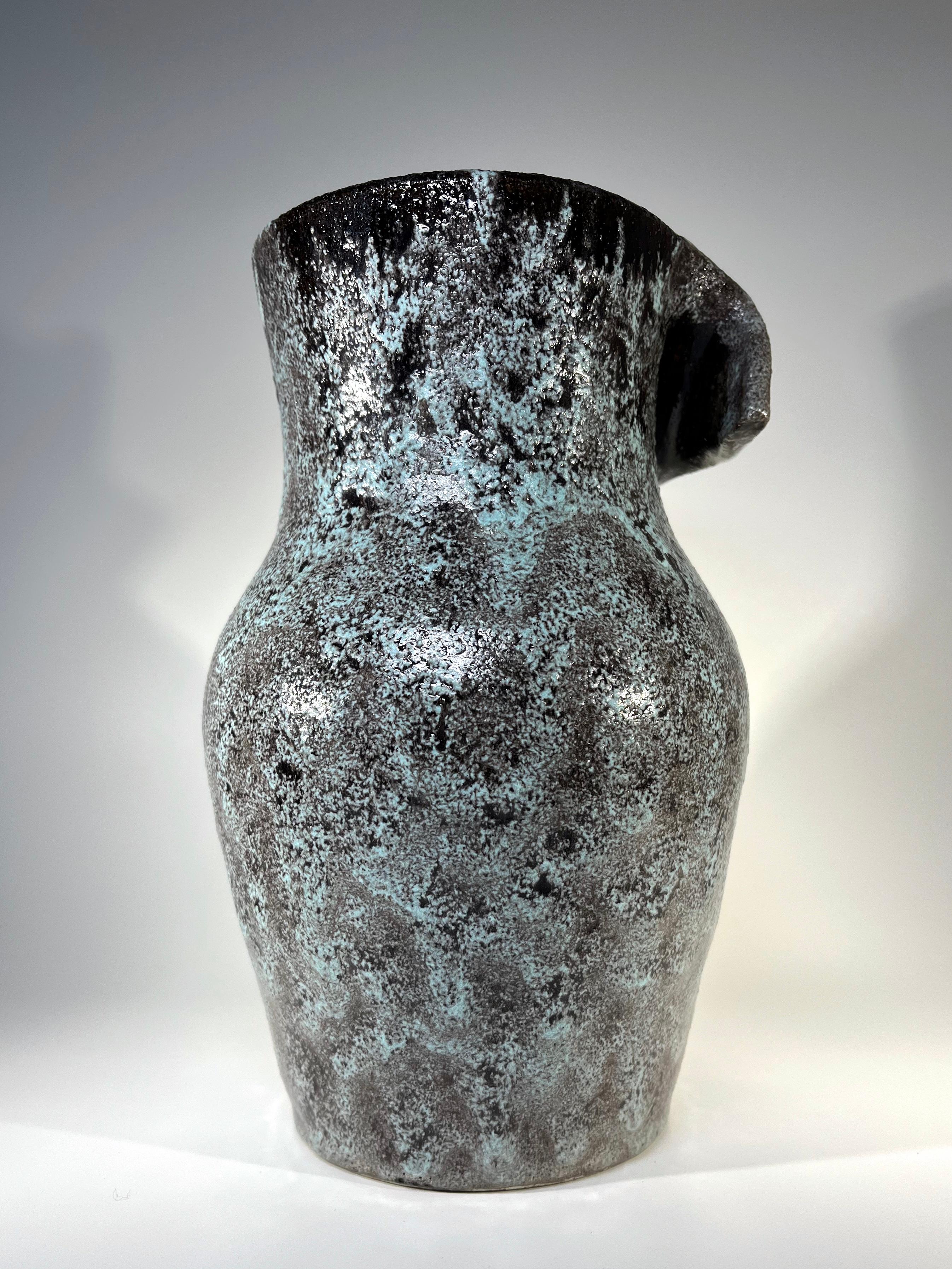 Milieu du XXe siècle Vase puissant plié en céramique par Accolay, France, années 1960 en vente