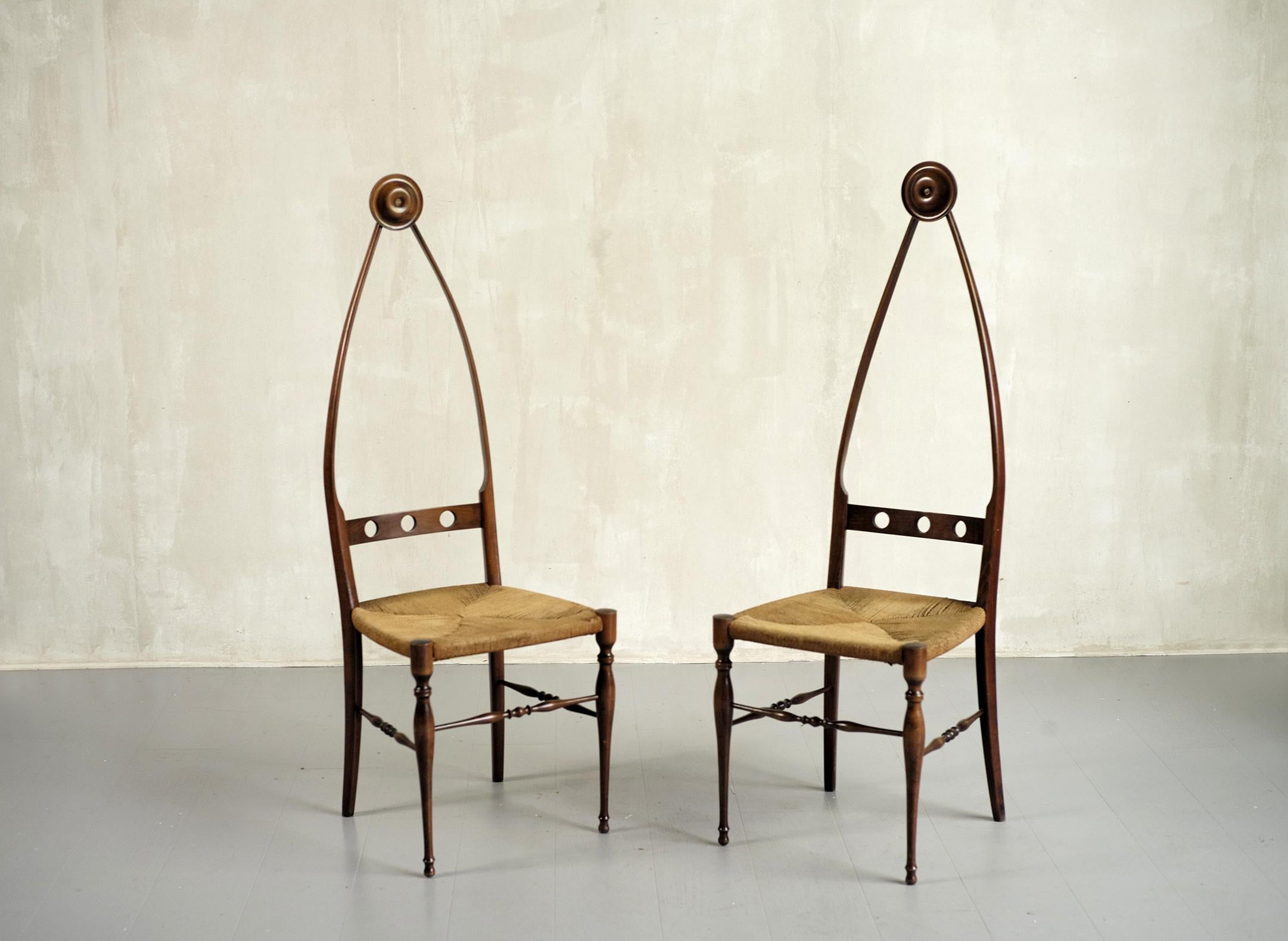 Pair of ceremonial chairs by Pozzi and Verga, Italy 1950. Seat in rope, structure in varnished wood. With a design of great elegance, these sculptural chairs combine comfort and lightness.
 