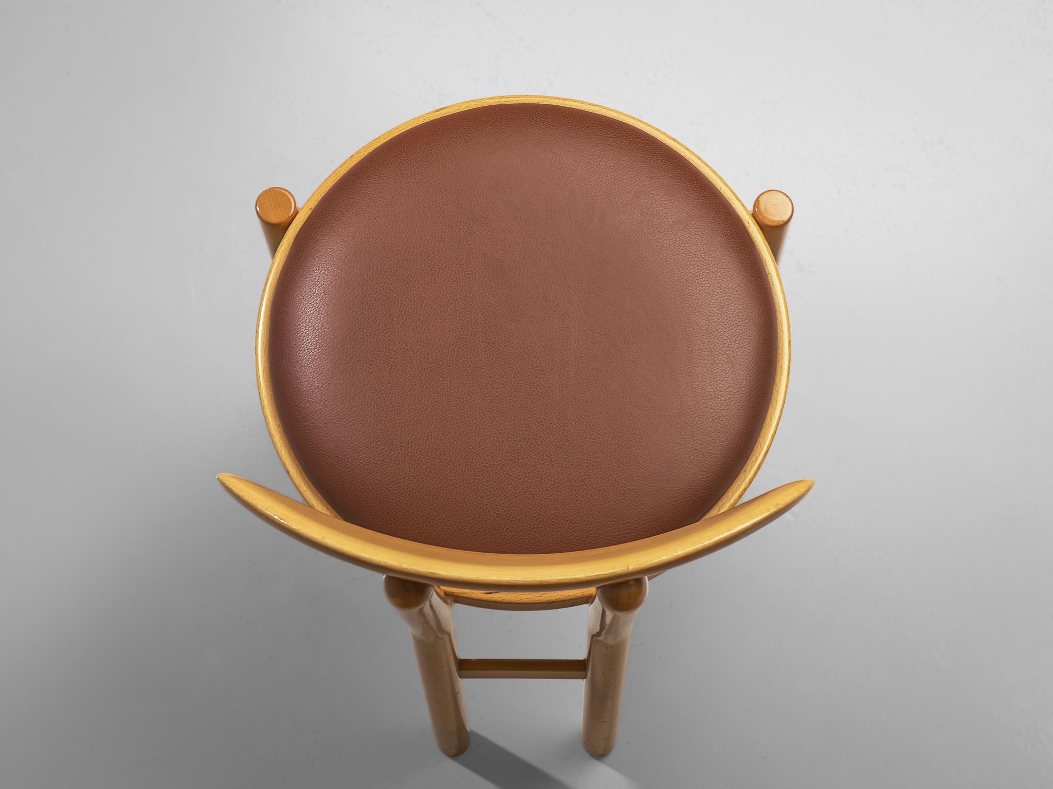 Pozzi ensemble italien de six chaises de salle à manger en bois teinté et tapisserie marron en vente 2