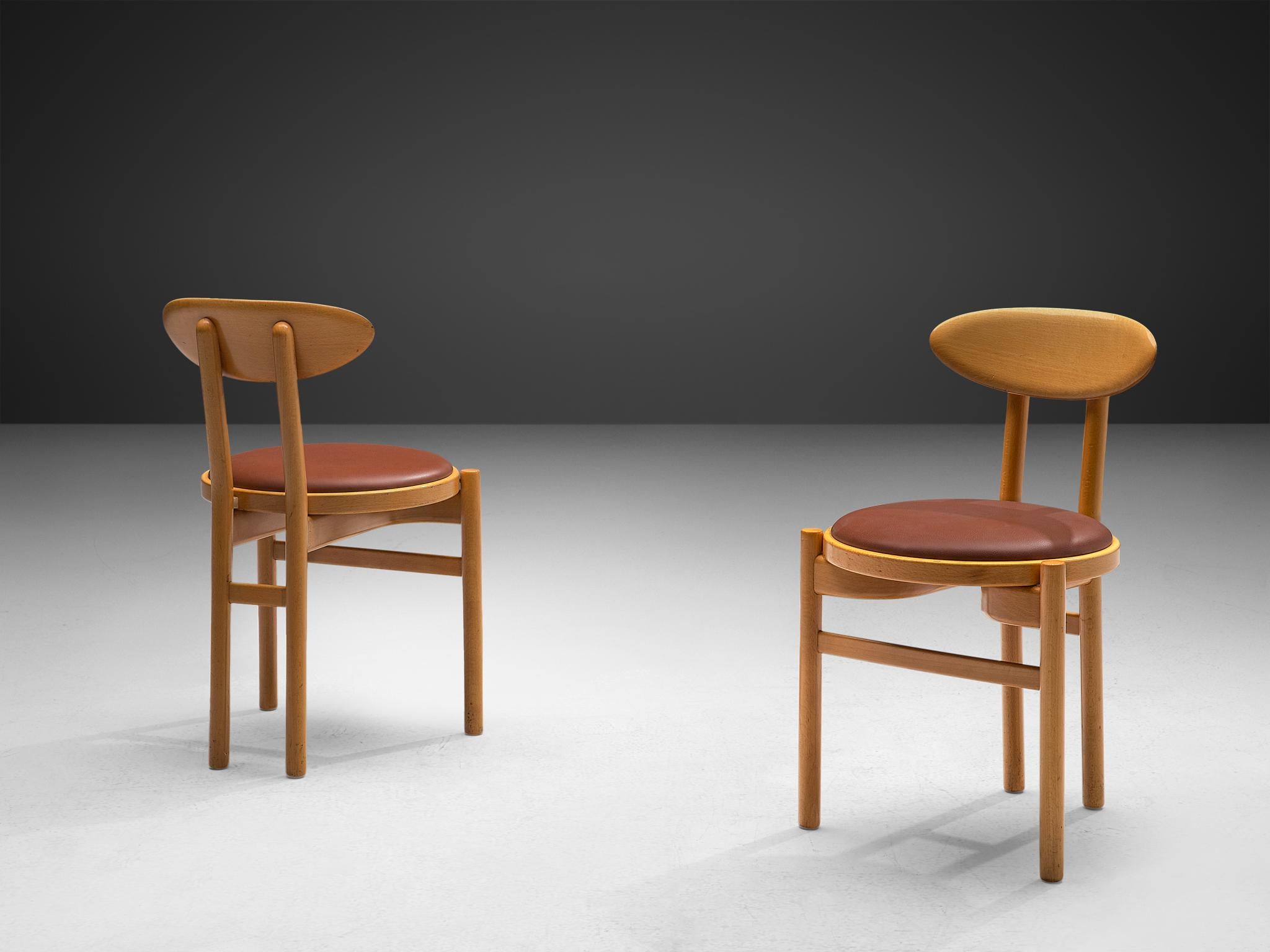 Pozzi, pareja de sillas de comedor, haya teñida, polipiel, Italia, años 70

Preciosas sillas de comedor fabricadas en Italia en la década de 1970. Con sus asientos redondos y respaldos ovalados, estas sillas de comedor del fabricante italiano Pozzi
