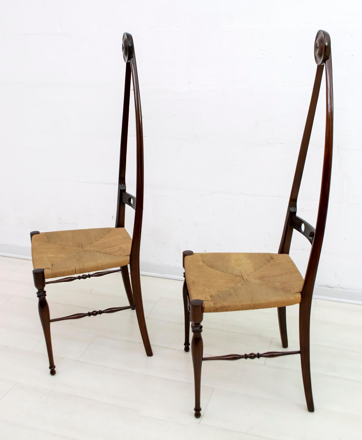 Pair of Italian chairs with high back, produced by Pozzi & Verga in the 1950s, 
in beech and original seat in jute rope.

                 
