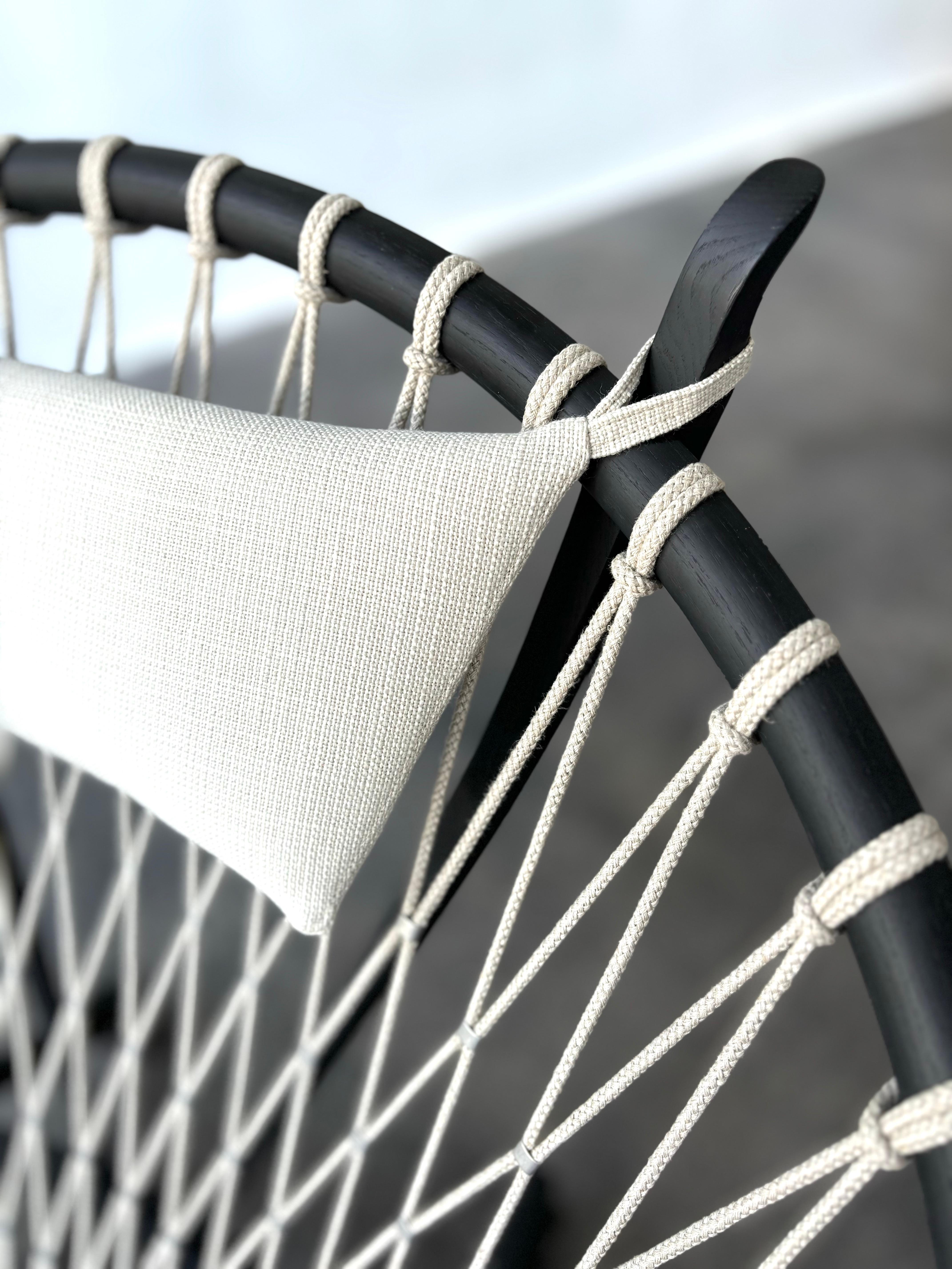 La idea de hacer una silla basada en la forma más sencilla y elegante de todas, el círculo, siguió siendo un sueño lejano hasta que el icono danés Hans J. Wegner completó finalmente el diseño a los 72 años.

El concepto de la Silla Círculo maduró a