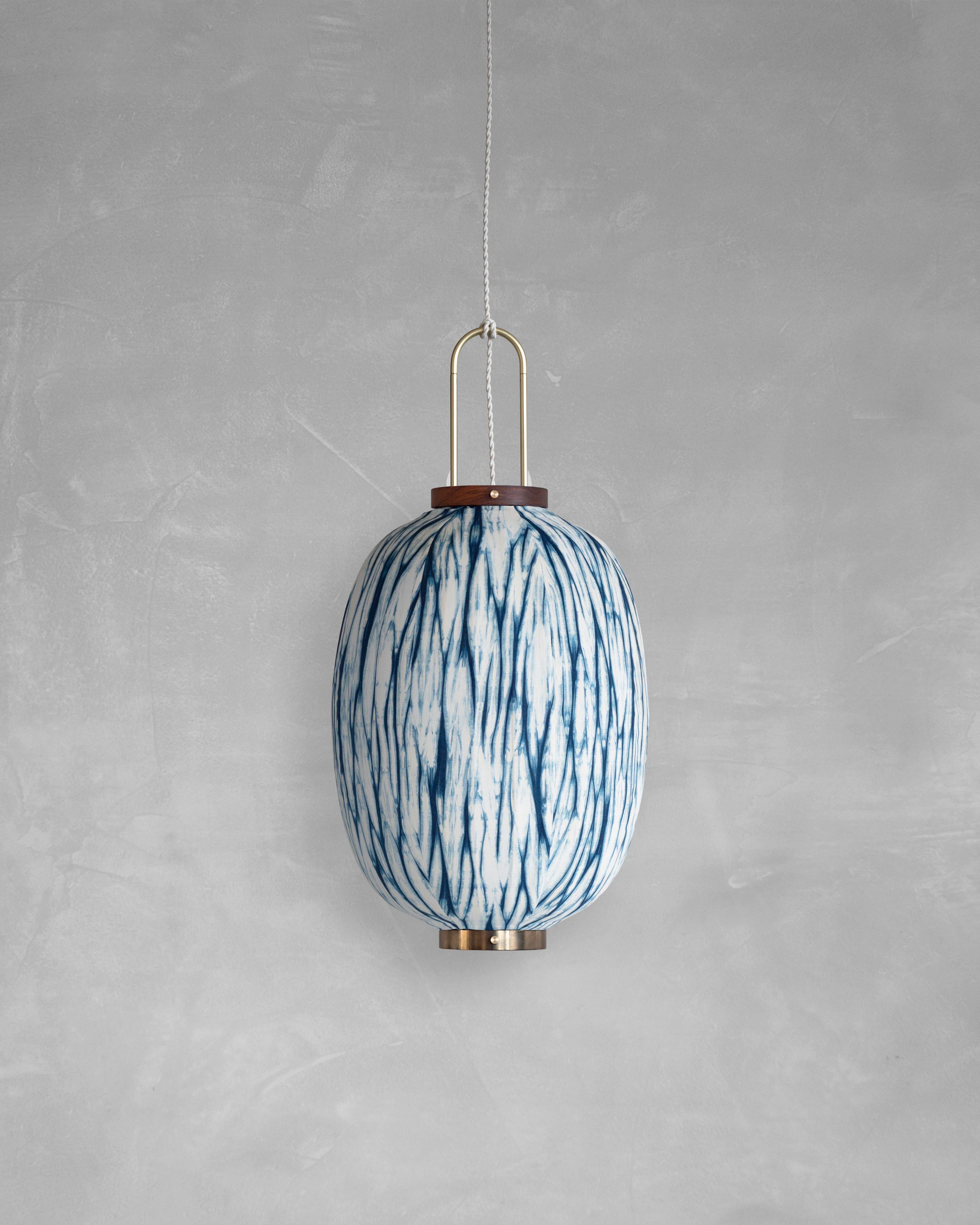 PP02O Lampada a sospensione XL di Taiwan Lantern
Dimensioni: P 46 x L 46 x H 68 cm.
Materiale: Struttura in noce e bambù, Tessuti colorati a mano, Tubi in metallo, Pizzo in pelle, Plafoniera in porcellana fatta a mano.


Questo colore marrone è