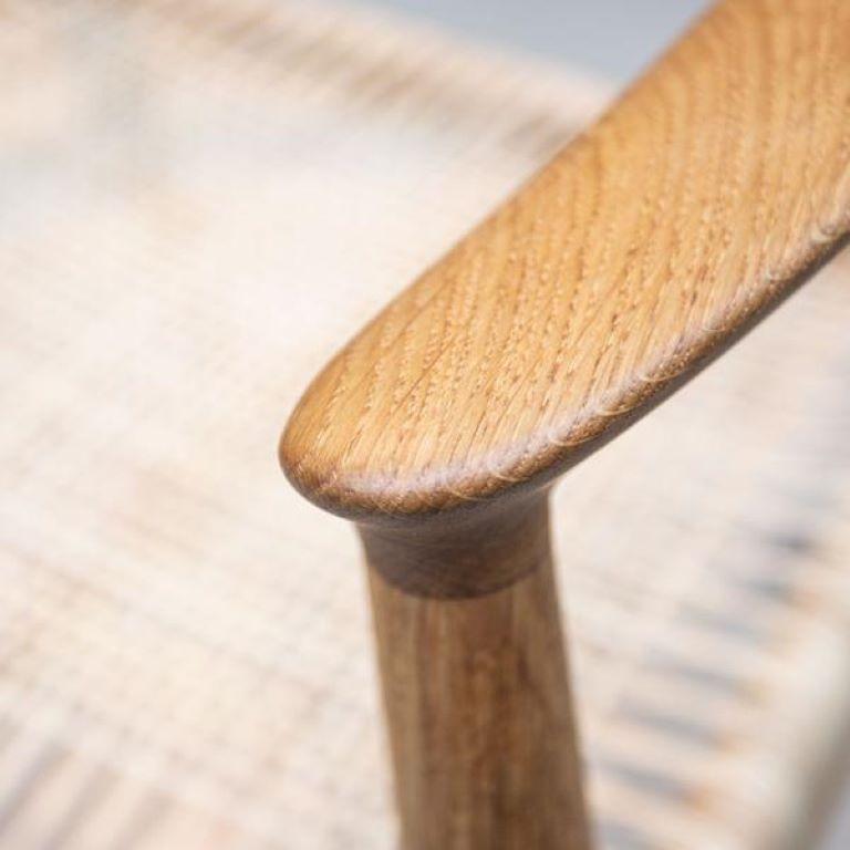 Lo schienale della pp501 è ricavato da un pezzo di legno massiccio di 5 pollici con seduta in canna chiara.
Il materiale utilizzato per le sedie a rotelle è ricavato dalla corteccia o dalla pelle della vite di rattan originaria dell'Indonesia, delle