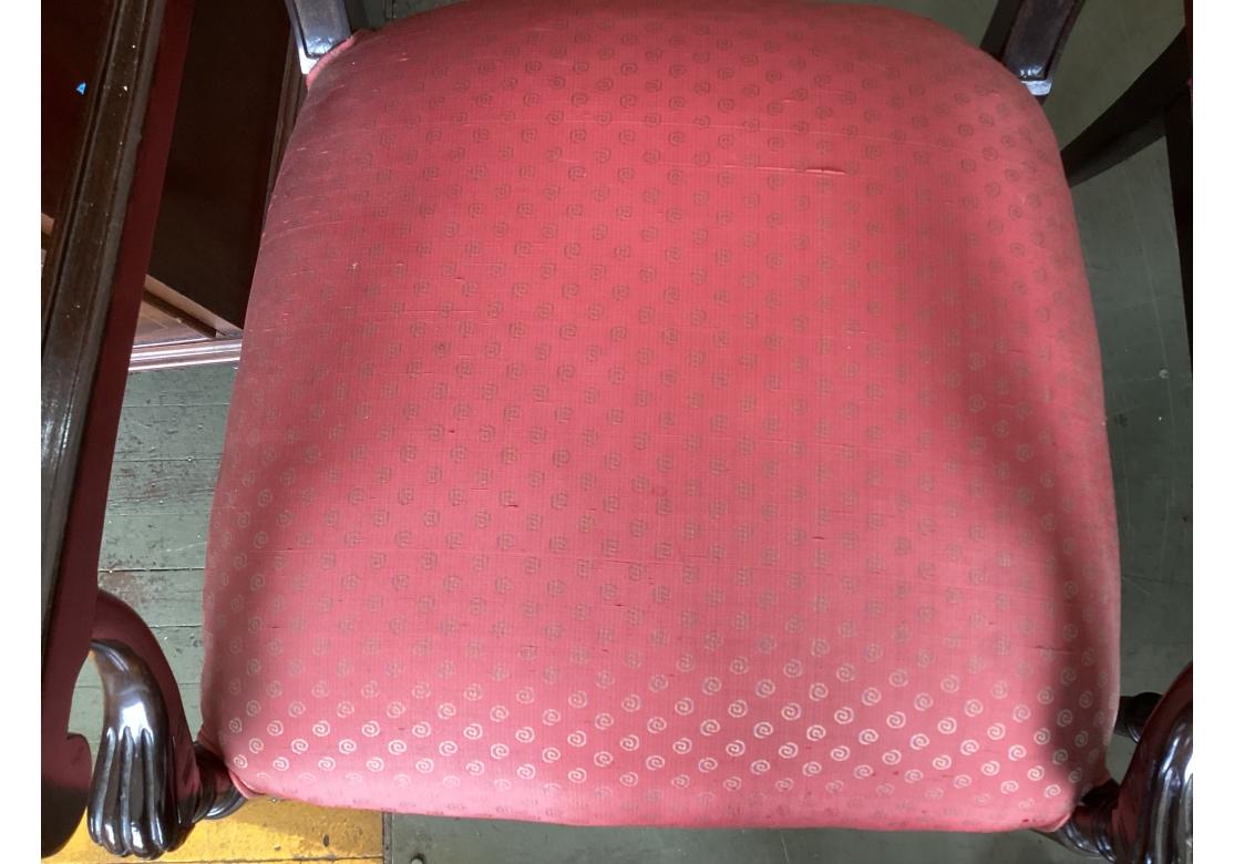 Paire de chaises à accoudoirs de style néoclassique avec tapisserie en soie à restaurer en vente 4