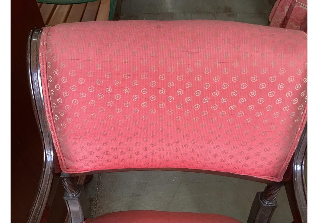 Paire de chaises à accoudoirs de style néoclassique avec tapisserie en soie à restaurer en vente 6