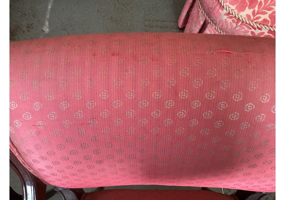 Paire de chaises à accoudoirs de style néoclassique avec tapisserie en soie à restaurer en vente 7