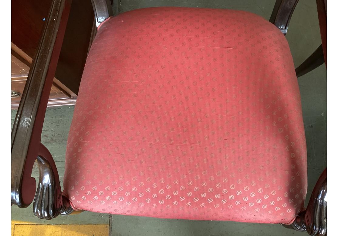 Paire de chaises à accoudoirs de style néoclassique avec tapisserie en soie à restaurer en vente 8