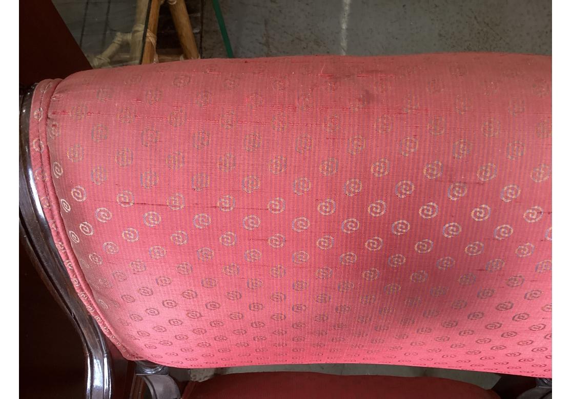 Paire de chaises à accoudoirs de style néoclassique avec tapisserie en soie à restaurer en vente 9