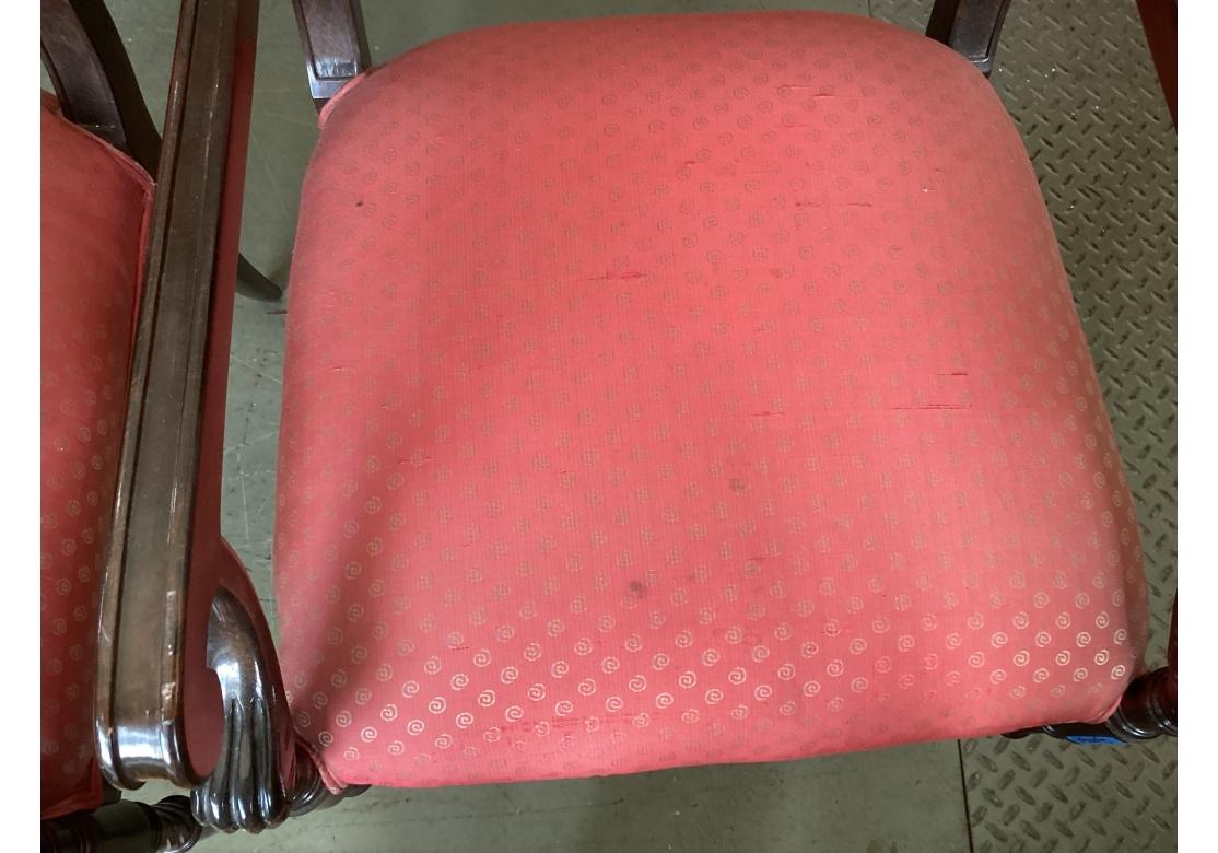Paire de chaises à accoudoirs de style néoclassique avec tapisserie en soie à restaurer en vente 10