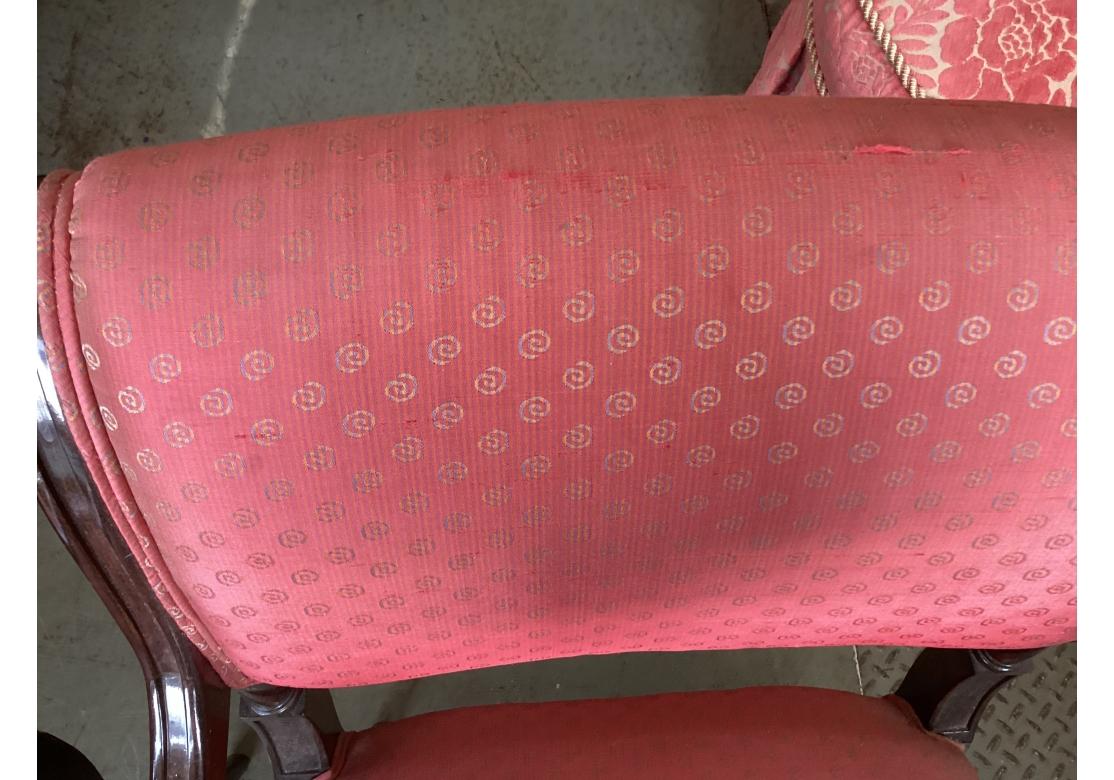Paire de chaises à accoudoirs de style néoclassique avec tapisserie en soie à restaurer en vente 11
