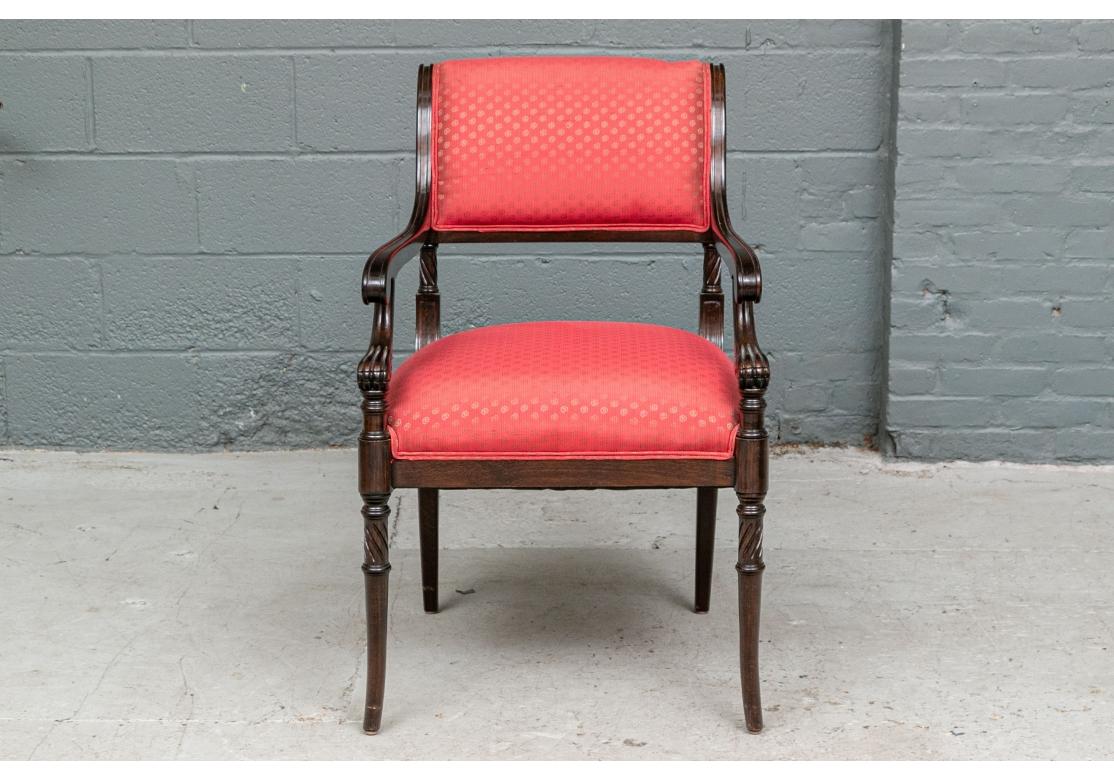Une élégante paire de fauteuils au style néoclassique très intéressant et quelque peu complexe. Les cadres en bois noble, teintés dans la masse, sont dotés de montants tournés et bloqués, menant à l'assise rembourrée. Monté sur des pattes de sabre.