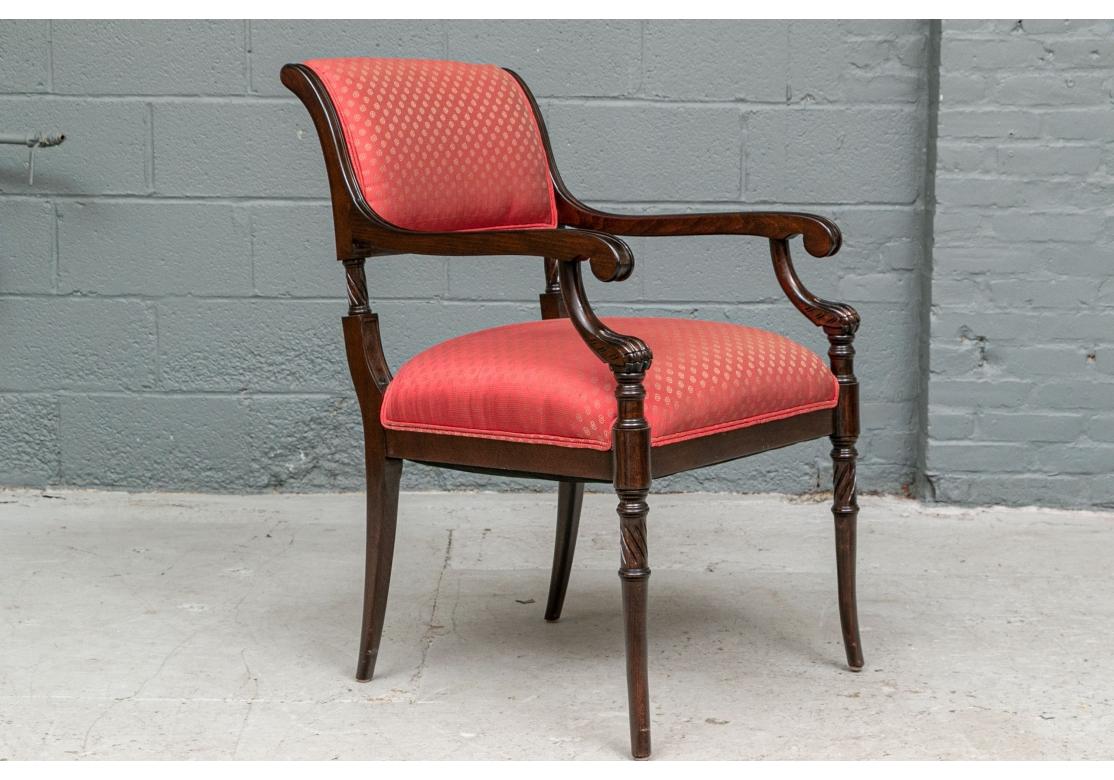 Néoclassique Paire de chaises à accoudoirs de style néoclassique avec tapisserie en soie à restaurer en vente