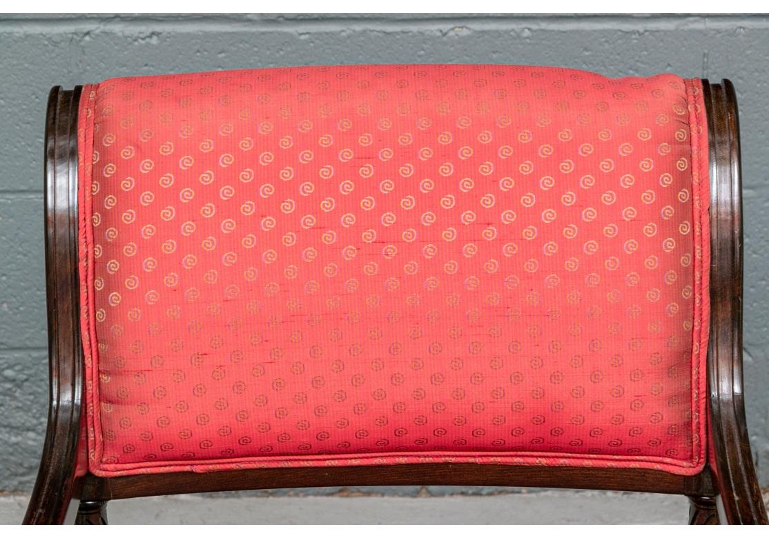 20ième siècle Paire de chaises à accoudoirs de style néoclassique avec tapisserie en soie à restaurer en vente