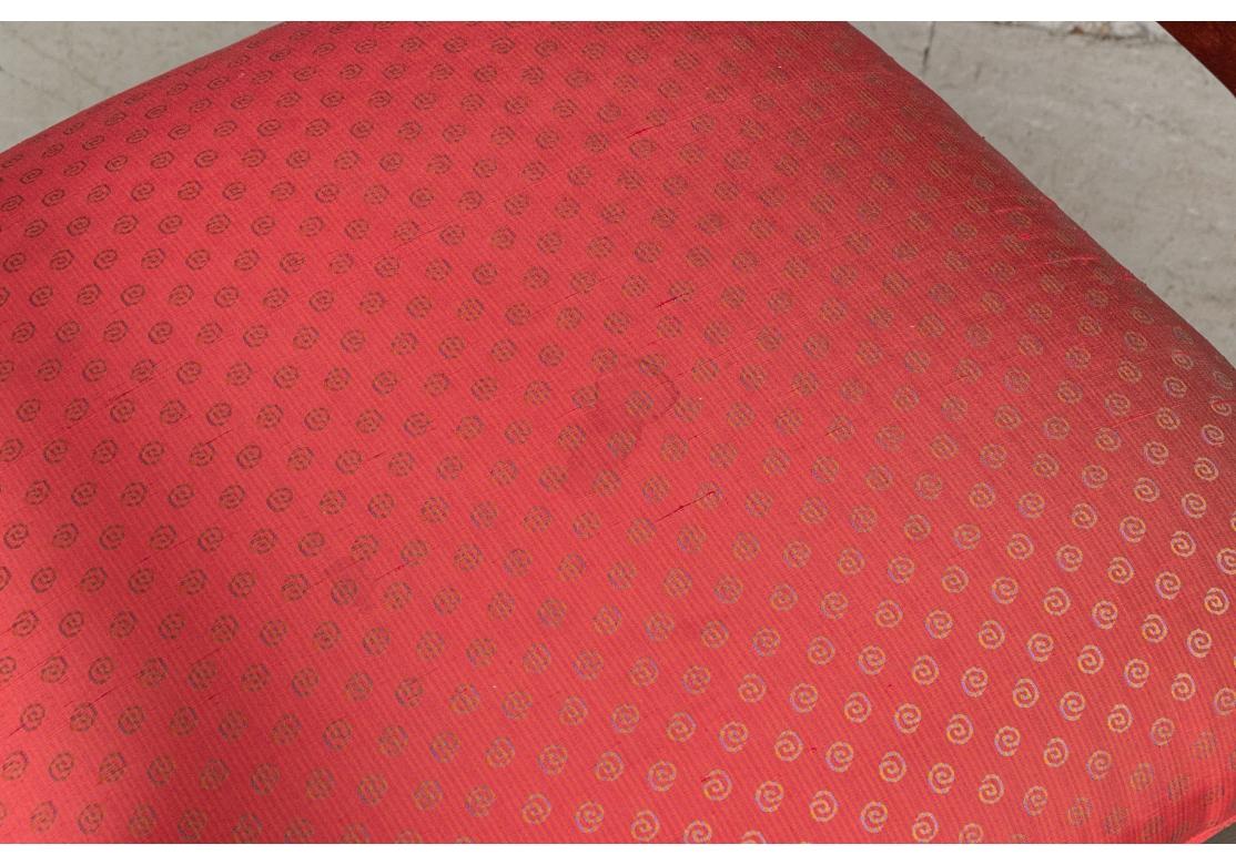 Paire de chaises à accoudoirs de style néoclassique avec tapisserie en soie à restaurer en vente 1