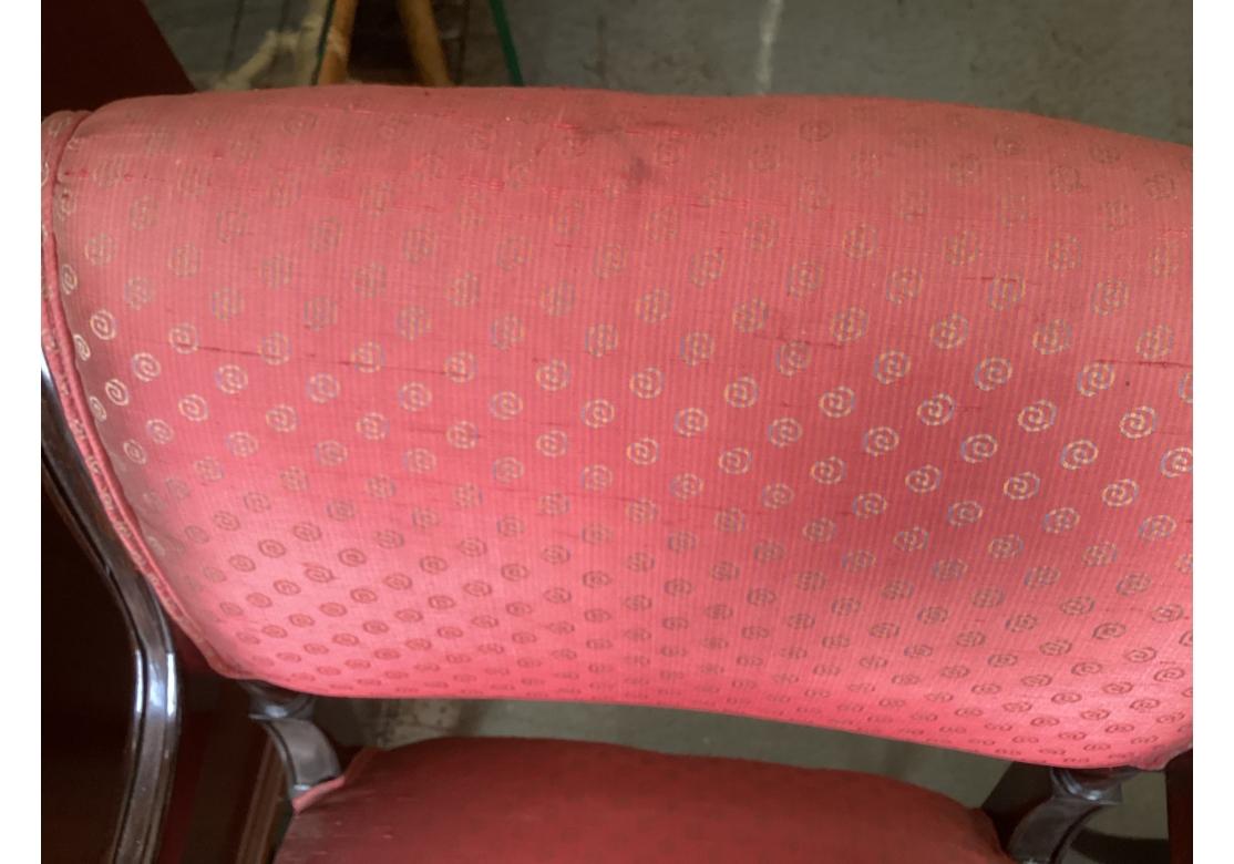 Paire de chaises à accoudoirs de style néoclassique avec tapisserie en soie à restaurer en vente 3